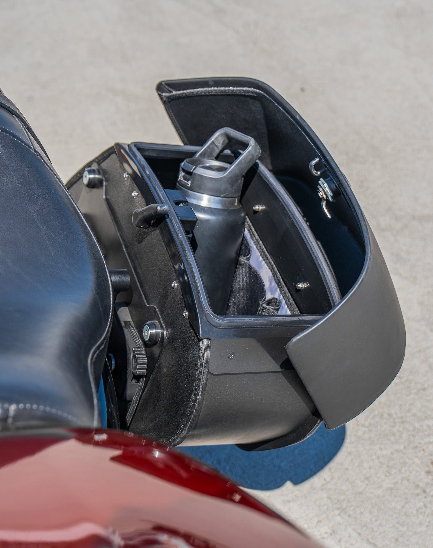 28L - Pantheon Medium Quick Mount Motocicleta Alforjas para Harley Sportster 883 Custom XL883C/XLH883C