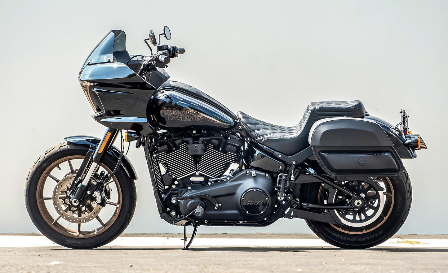 28L - Pantheon Medium Quick Mount Motocicleta Alforjas para Harley Softail Low Rider ST FXLRST