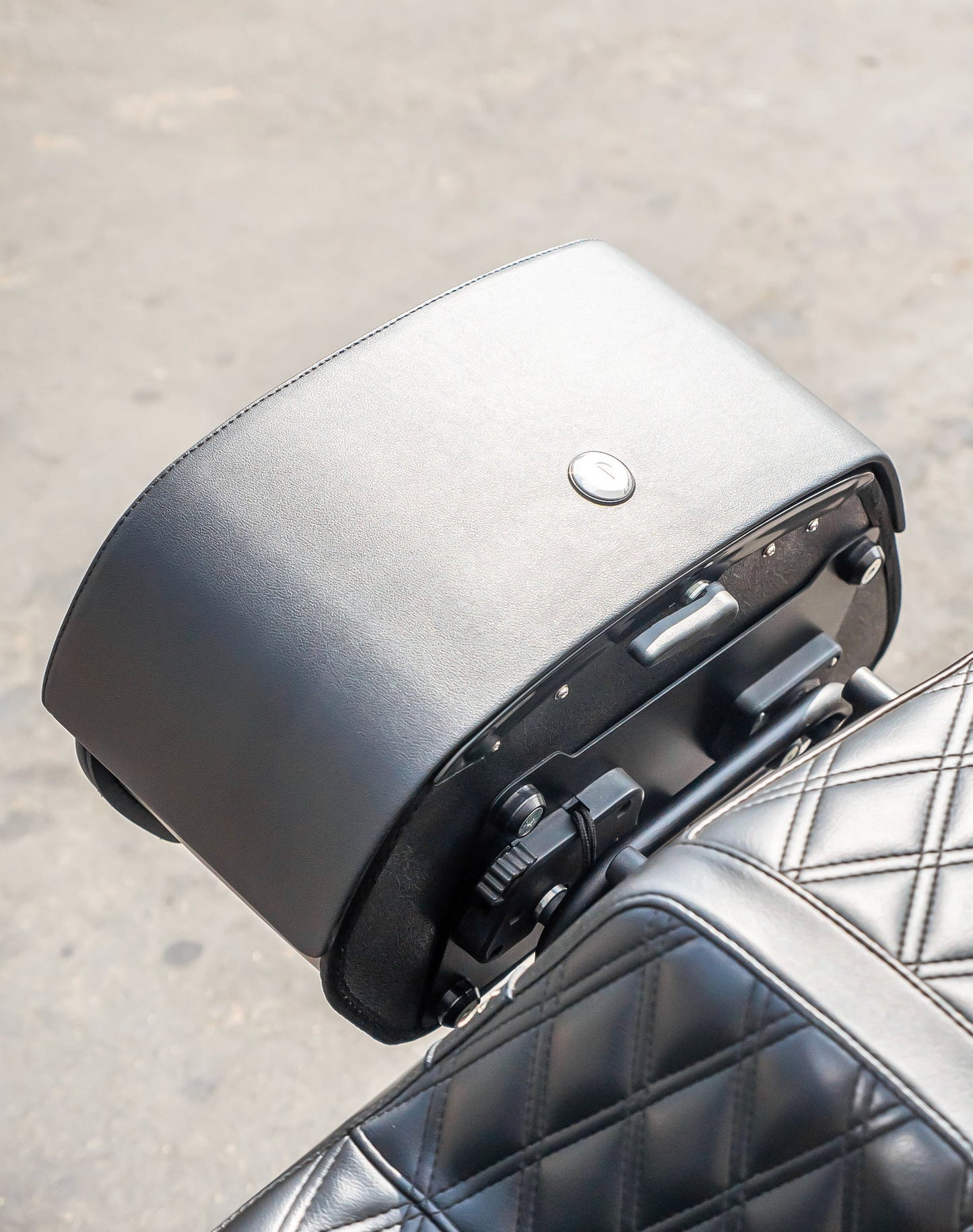28L - Pantheon Medium Quick Mount Motocicleta Alforjas para Harley Softail Low Rider ST FXLRST