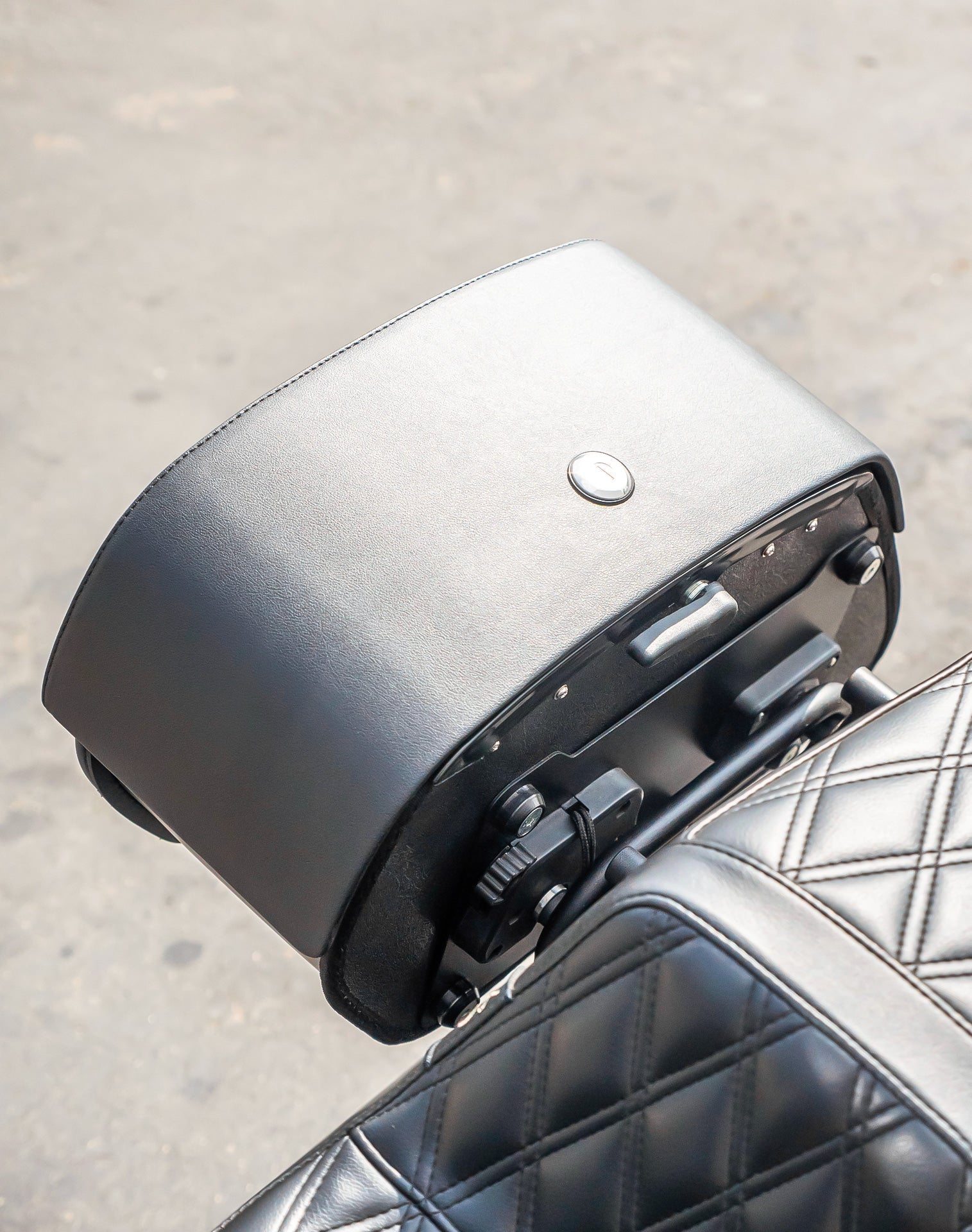 28L - Pantheon Medium Quick Mount Motocicleta Alforjas para Harley Softail Low Rider ST FXLRST