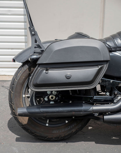 28L - Pantheon Medium Quick Mount Motocicleta Alforjas para Harley Sportster 883 Iron XL883N