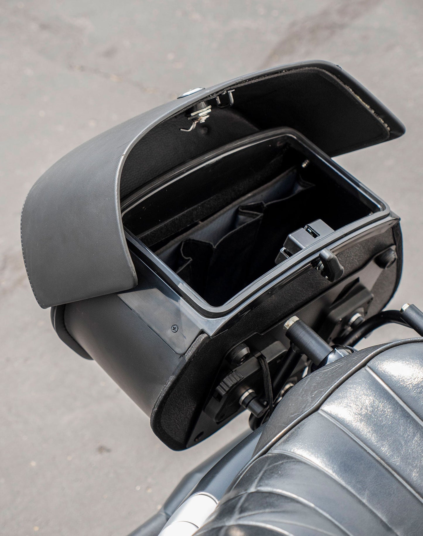 28L - Pantheon Medium Quick Mount Motocicleta Alforjas para Harley Sportster 883 Iron XL883N