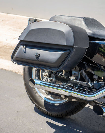 28L - Pantheon Medium Quick Mount Motocicleta Alforjas para Harley Sportster 1200 Custom XL1200C/XLH1200C
