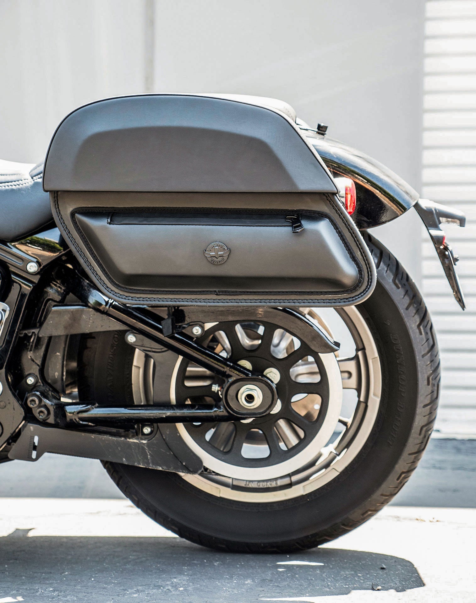 28L - Pantheon Medium Quick Mount Motocicleta Alforjas para Harley Softail Standard FXST