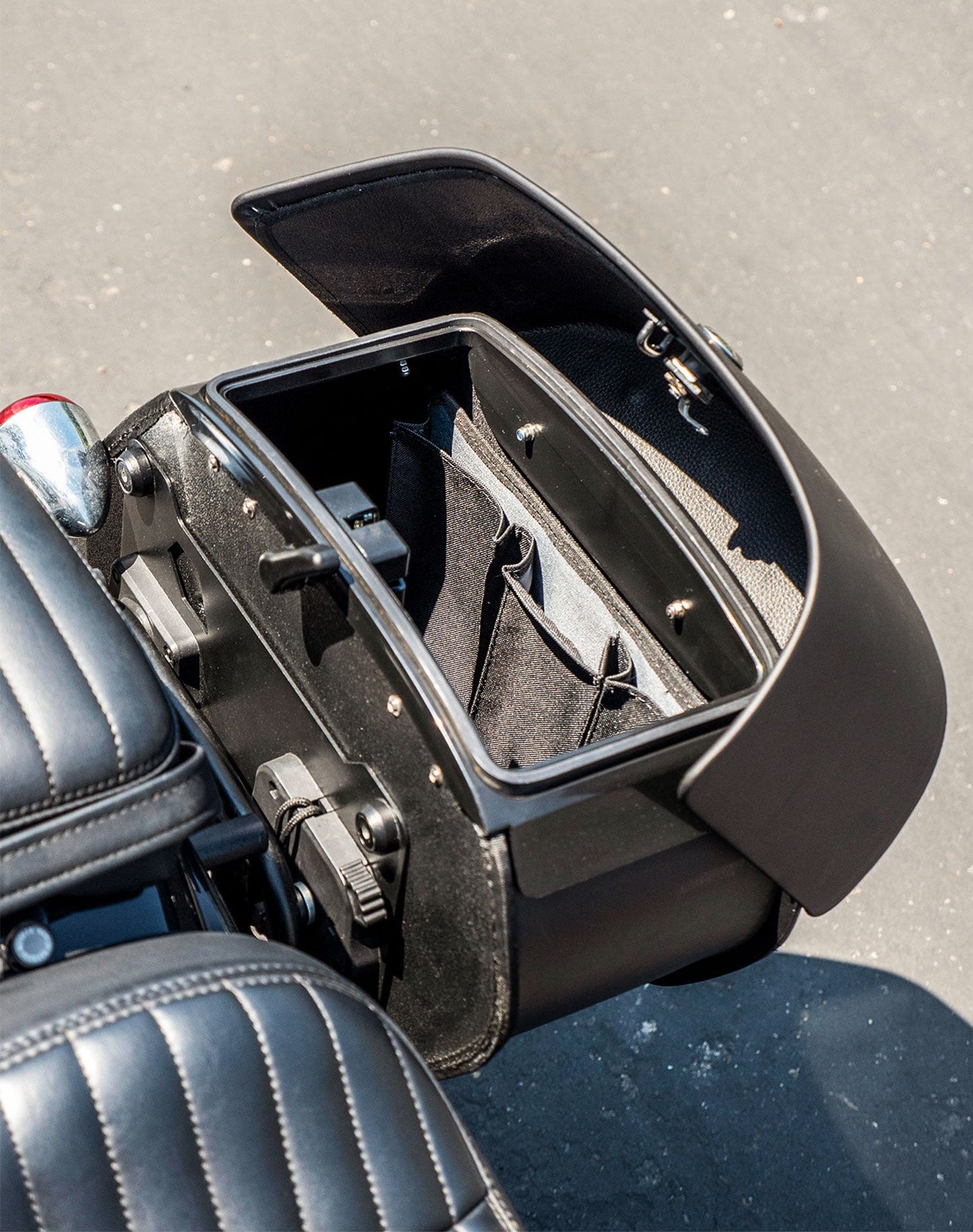 28L - Pantheon Medium Quick Mount Motocicleta Alforjas para Harley Softail Standard FXST