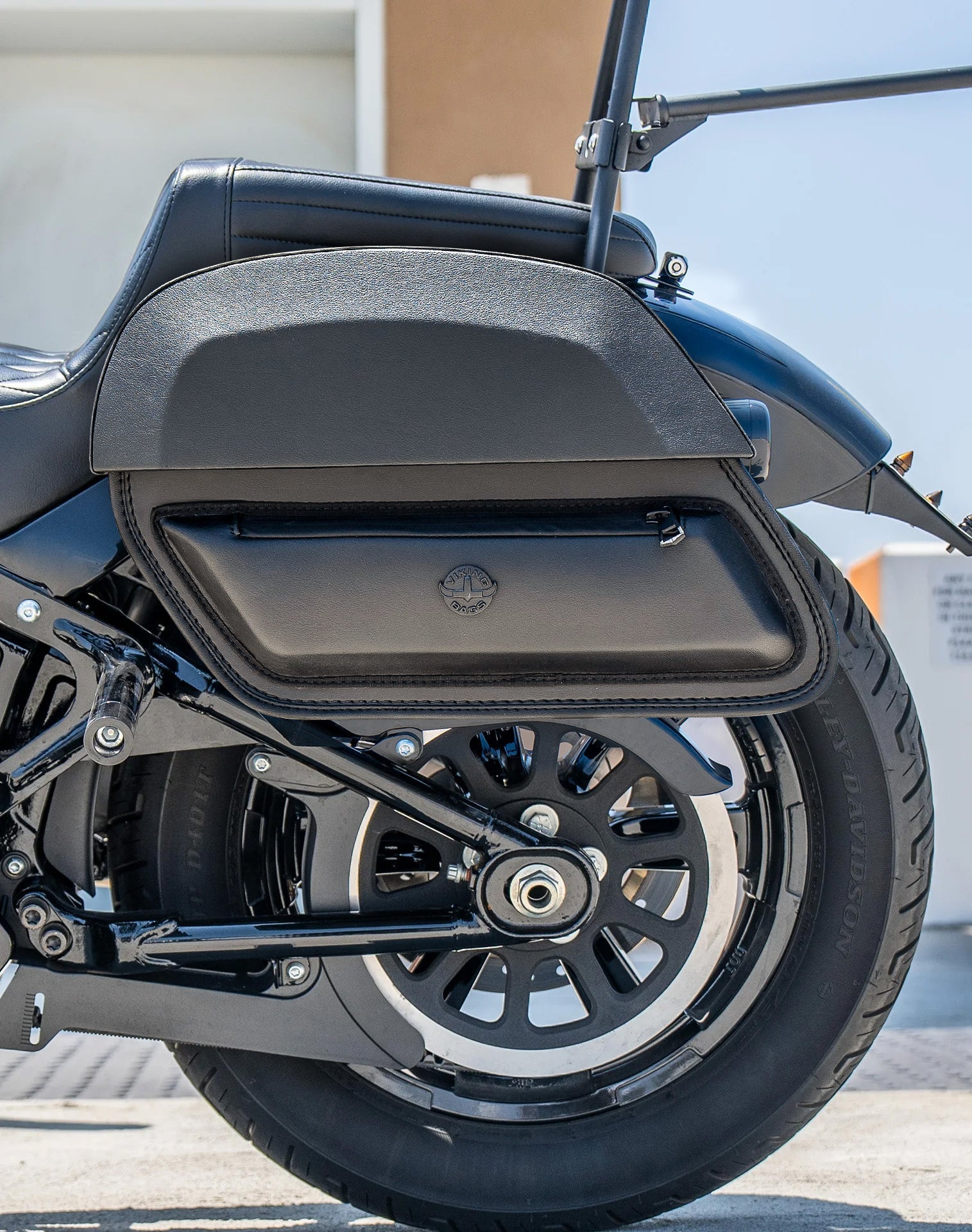 28L - Pantheon Medium Quick Mount Motocicleta Alforjas para Harley Softail Street Bob FXBB/S