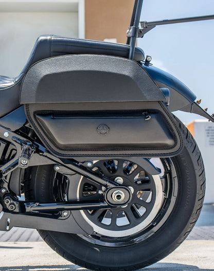 28L - Pantheon Medium Quick Mount Motocicleta Alforjas para Harley Softail Street Bob FXBB/S