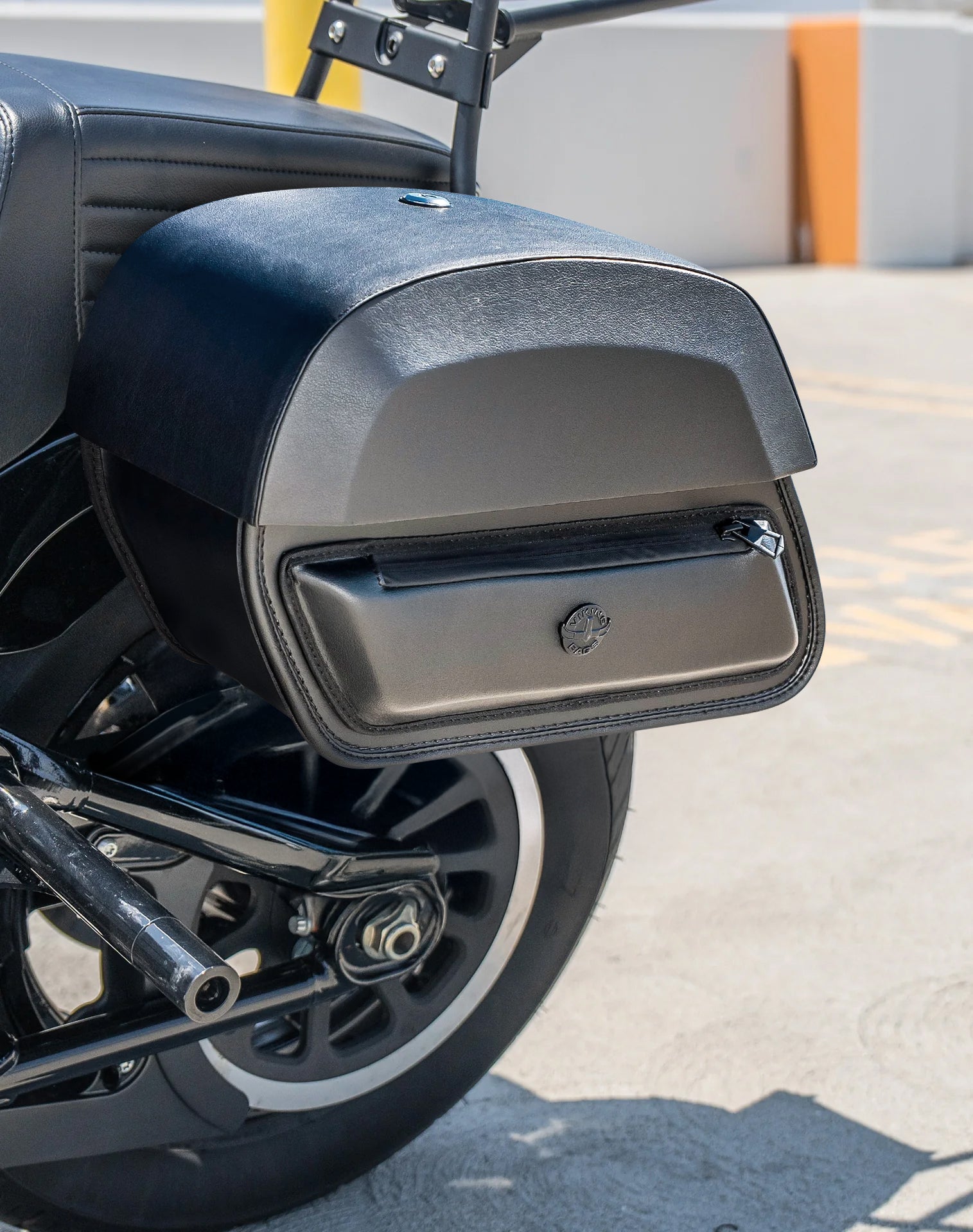 28L - Pantheon Medium Quick Mount Motocicleta Alforjas para Harley Softail Street Bob FXBB/S