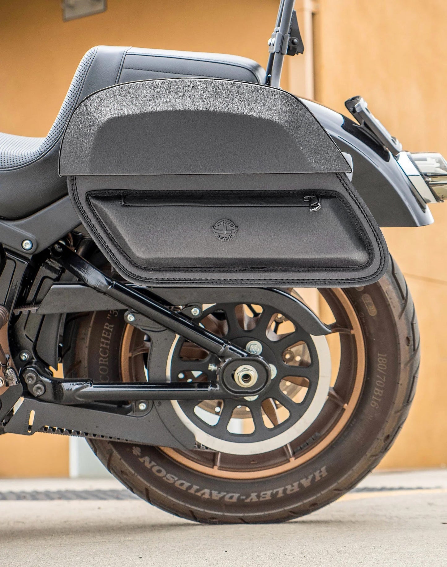28L - Pantheon Medium Quick Mount Motocicleta Alforjas para Harley Softail Low Rider S FXLRS