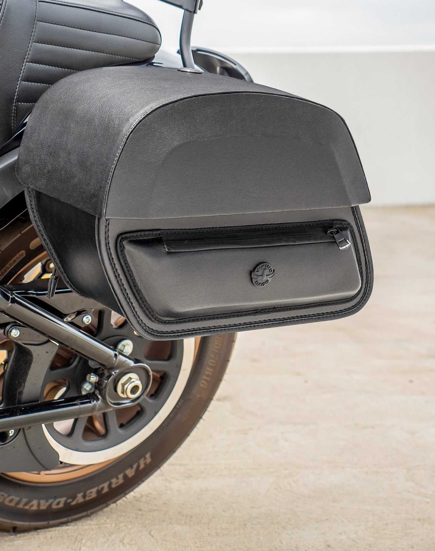 28L - Pantheon Medium Quick Mount Motocicleta Alforjas para Harley Softail Low Rider S FXLRS
