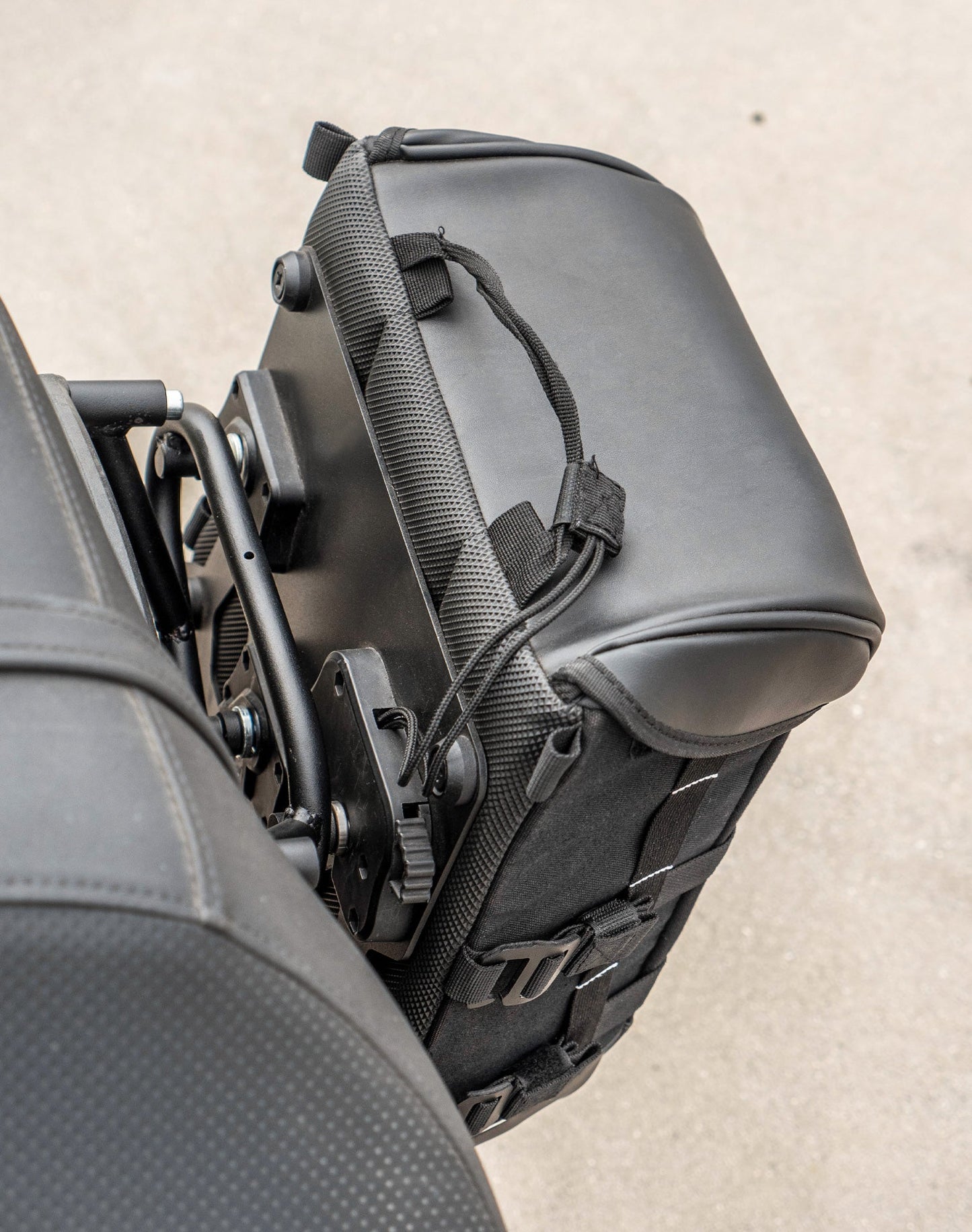 15L - Incognito Quick Mount Medium Kawasaki Vulcan 900 Custom VN900C Solo Alforja (Left Only)