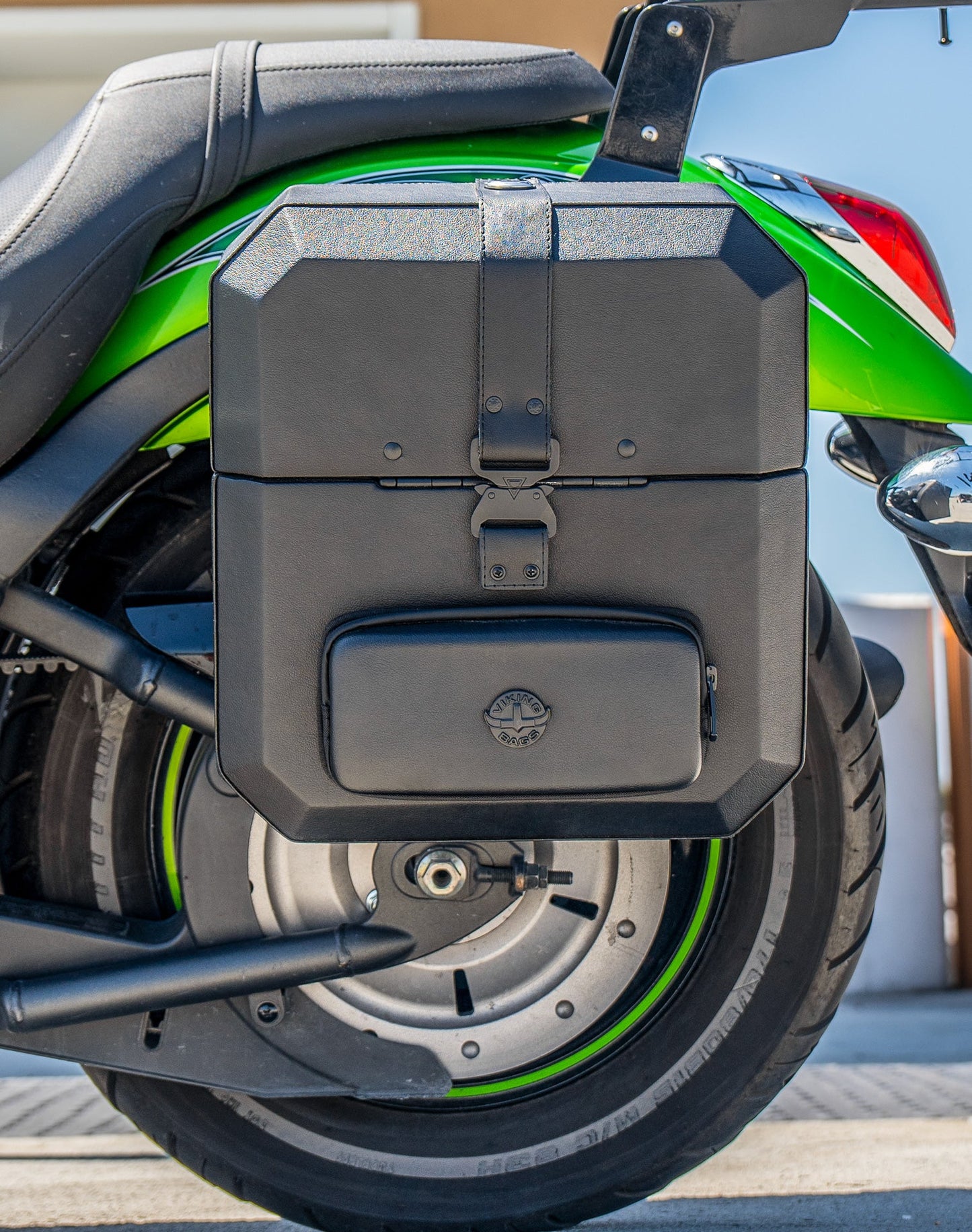 15L - Outlaw Quick Mount Medium Kawasaki Vulcan 900 Custom Hard Solo Alforja (Left Only)