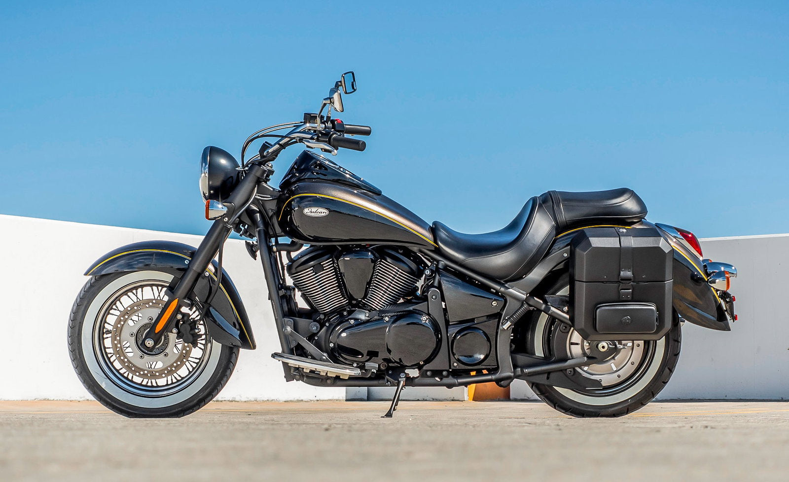 15L - Outlaw Quick Mount Medium Kawasaki Vulcan 900 Classic VN900 Hard Solo Alforja (Left Only)