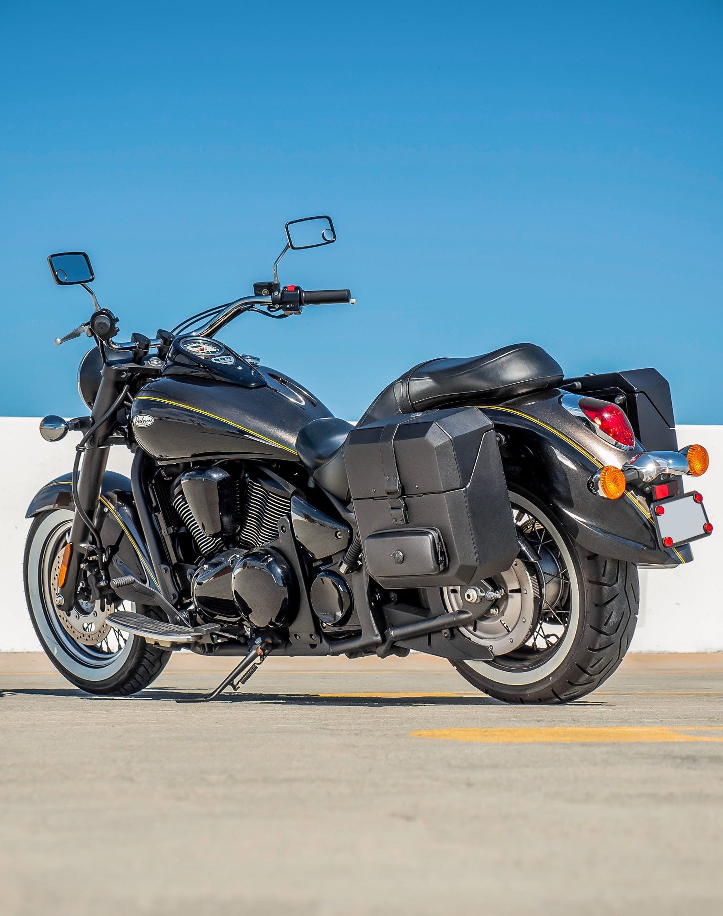 15L - Outlaw Quick Mount Medium Kawasaki Vulcan 900 Classic VN900 Hard Solo Alforja (Left Only)