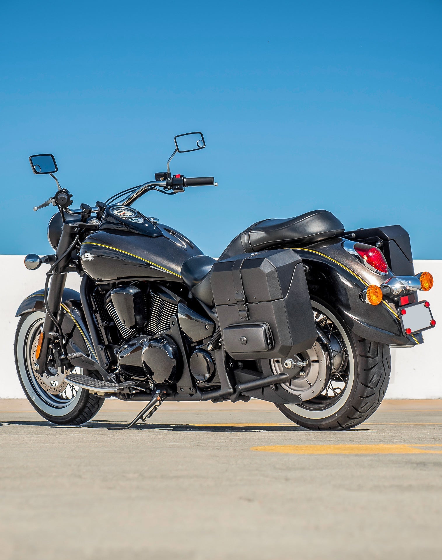 15L - Outlaw Quick Mount Medium Kawasaki Vulcan 900 Classic VN900 Hard Solo Alforja (Left Only)