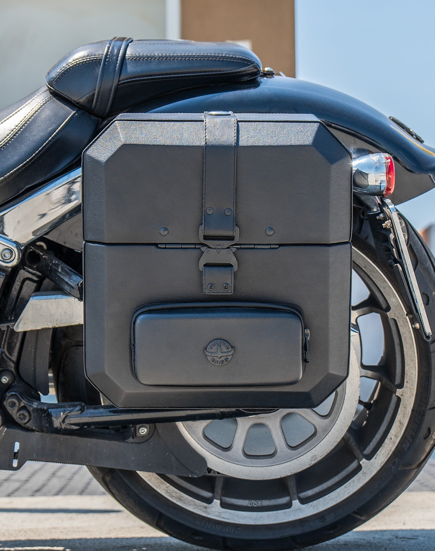 15L - Outlaw Quick Mount Medium Harley Softail Fat Boy FLFB/S Hard Solo Alforja (Left Only)