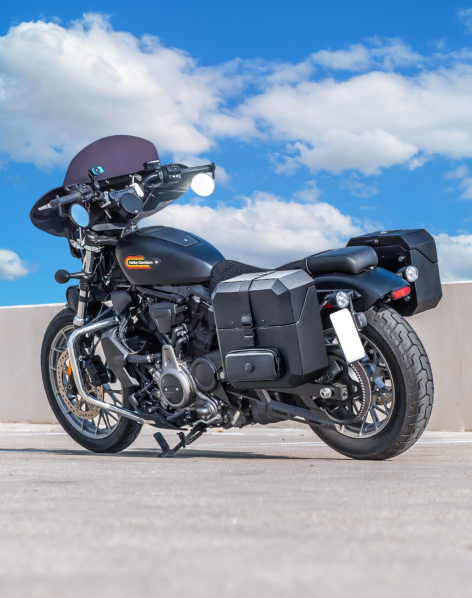 15L - Outlaw Quick Mount Medium Harley Sportster Nightster RH975/S Hard Solo Alforja (Left Only)