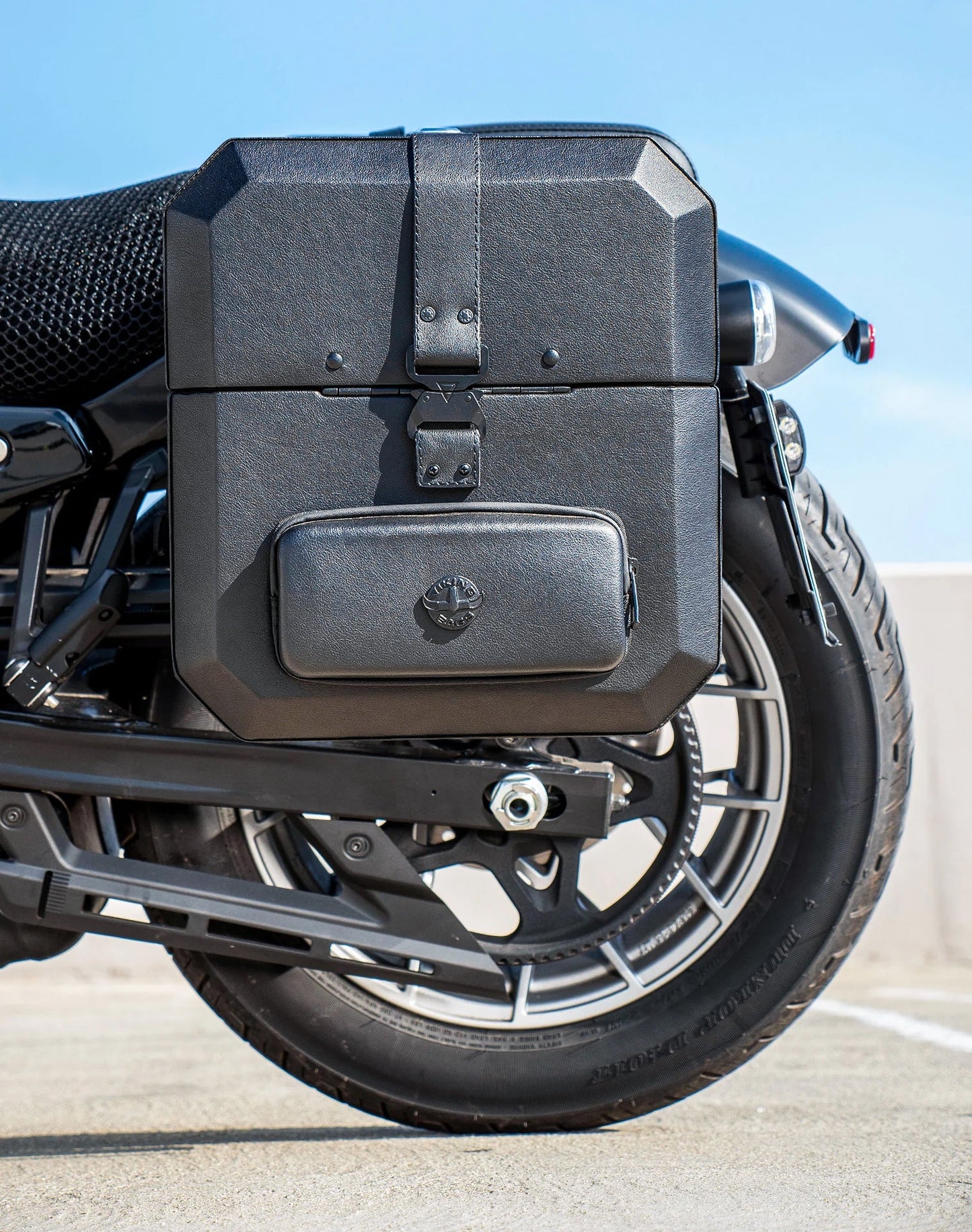 15L - Outlaw Quick Mount Medium Harley Sportster Nightster RH975/S Hard Solo Alforja (Left Only)