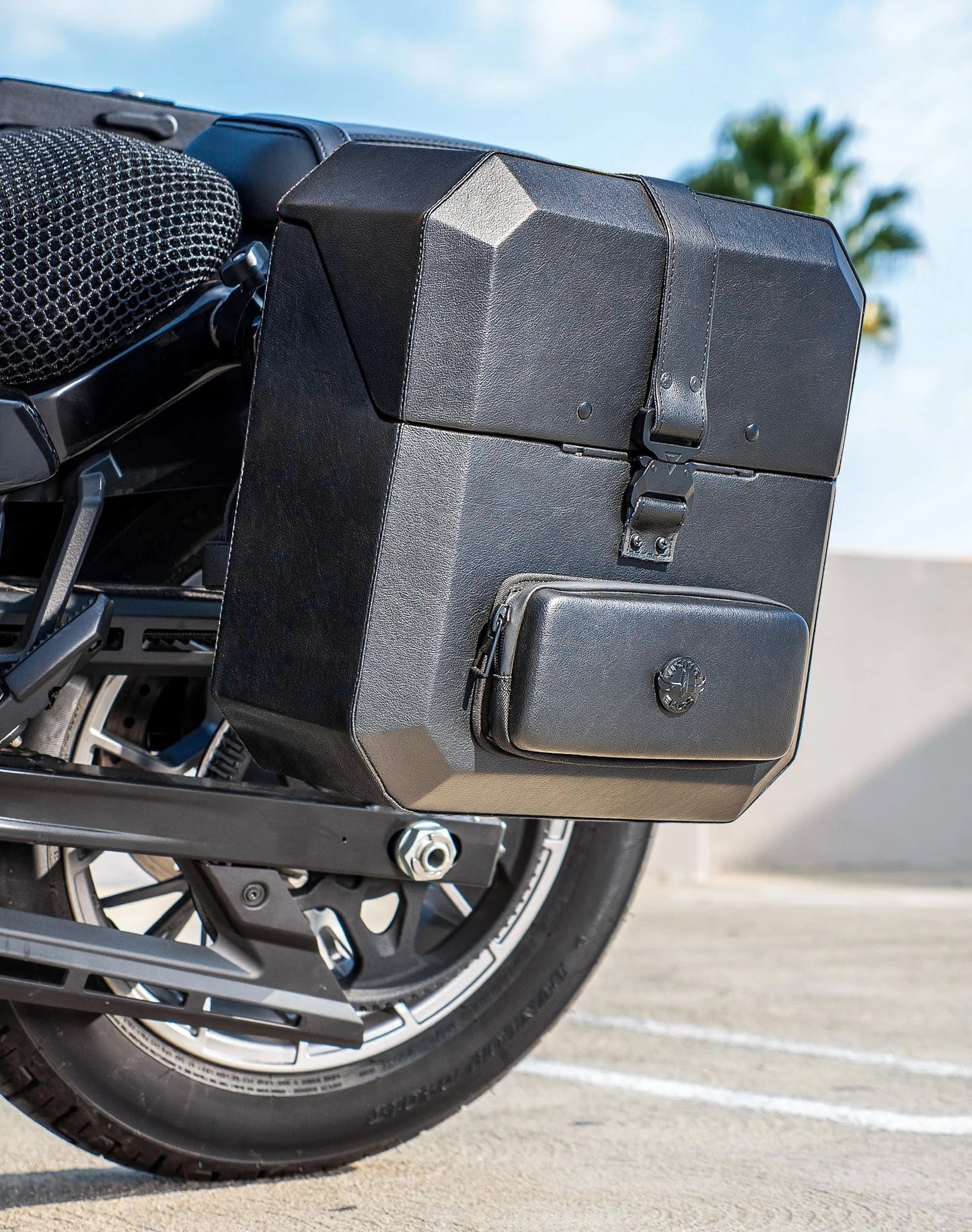 15L - Outlaw Quick Mount Medium Harley Sportster Nightster RH975/S Hard Solo Alforja (Left Only)