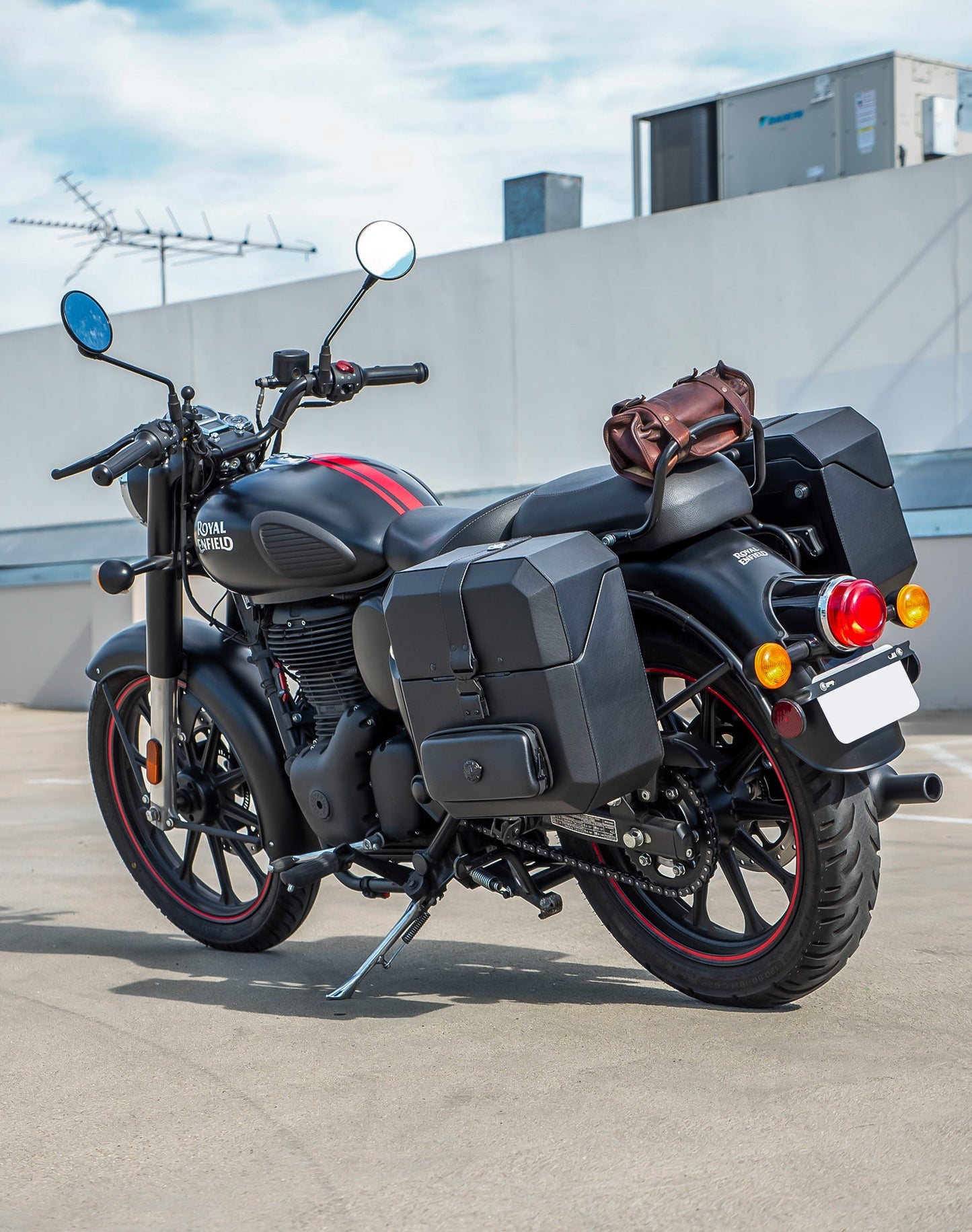 15L - Outlaw Quick Mount Medium Royal Enfield Classic 350 Hard Solo Alforja (Left Only)