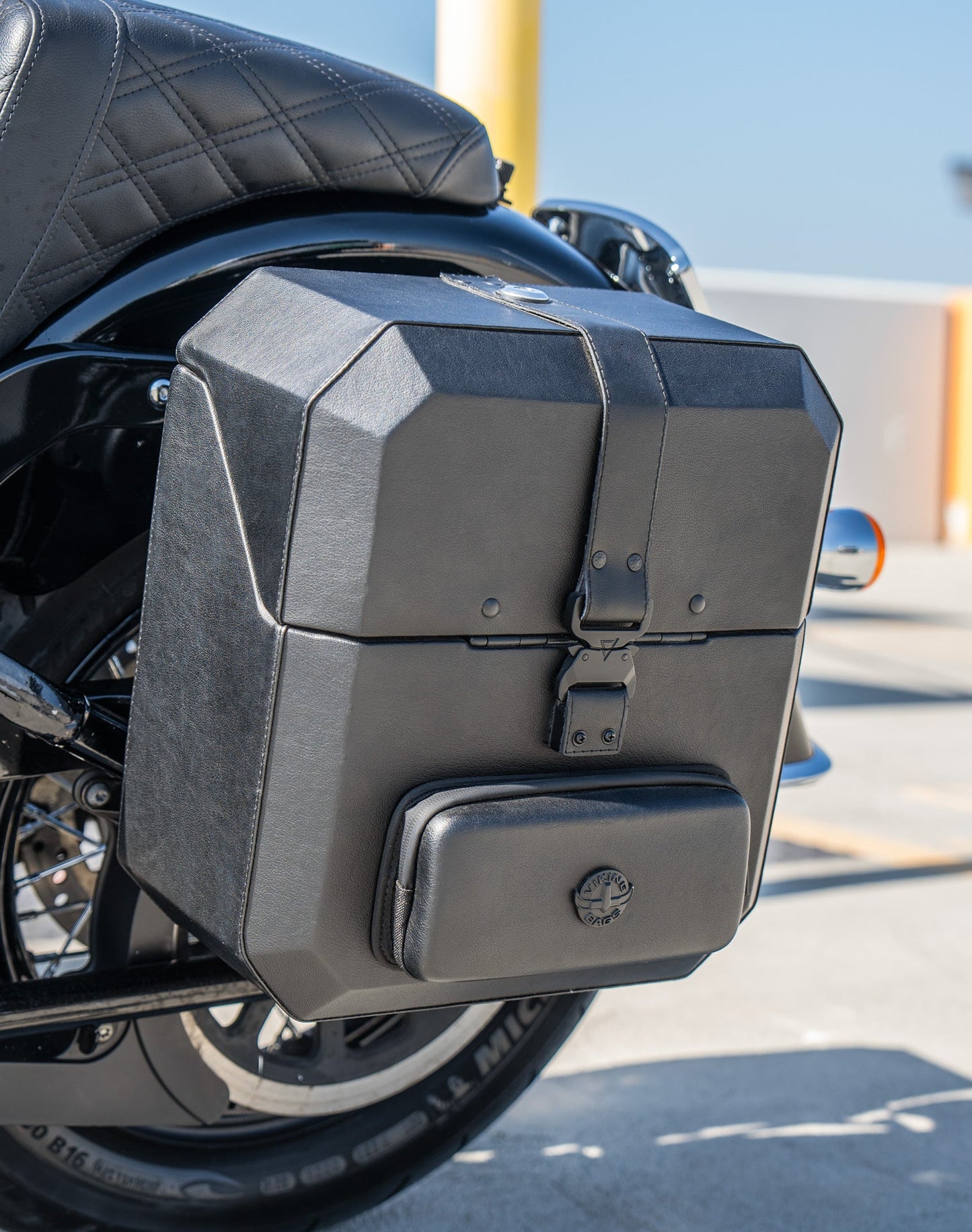 15L - Outlaw Quick Mount Medium Harley Softail Heritage FLHC/S Hard Solo Alforja (Left Only)