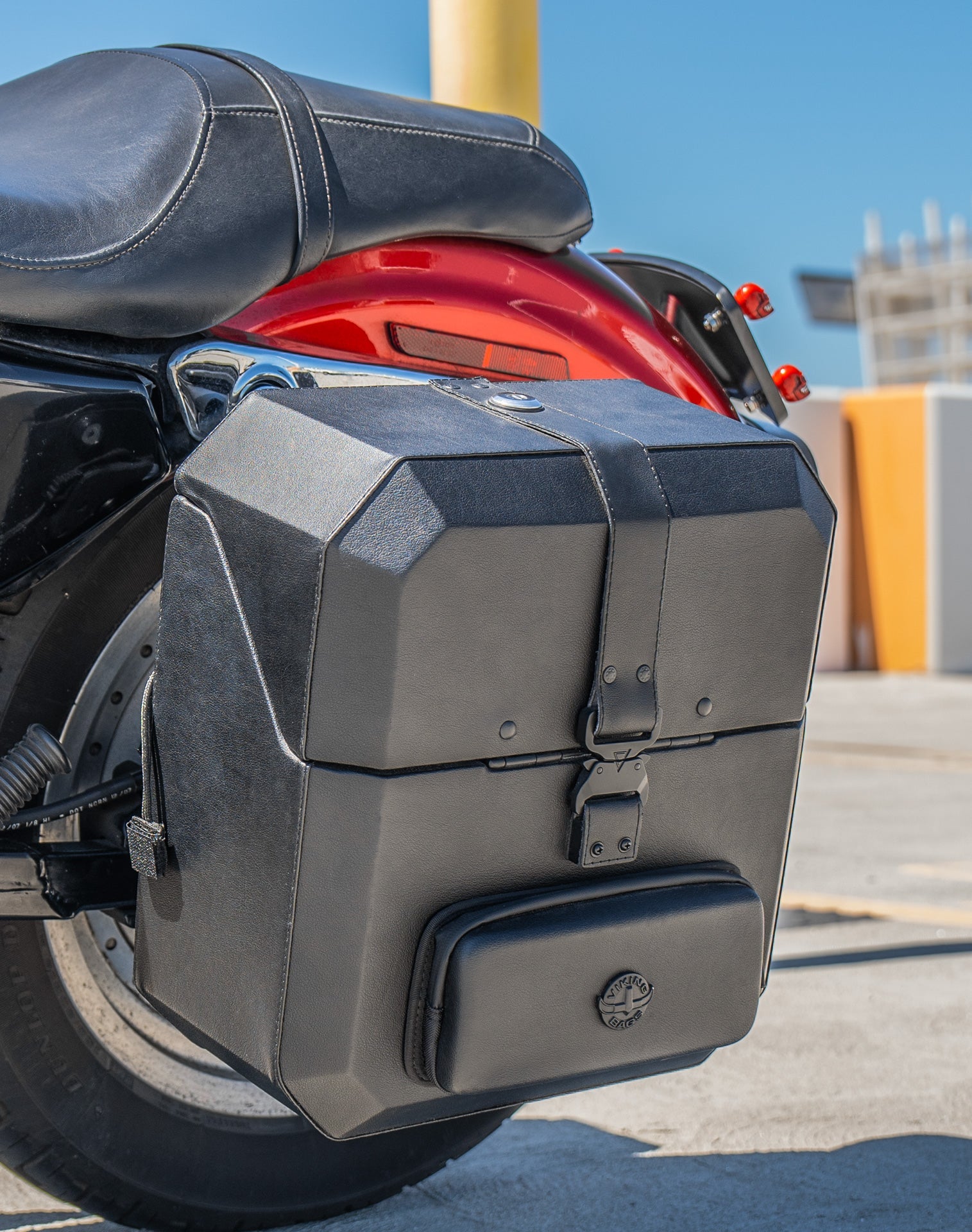 15L - Outlaw Quick Mount Medium Harley Sportster 883 Custom XL883C Hard Solo Alforja (Left Only)