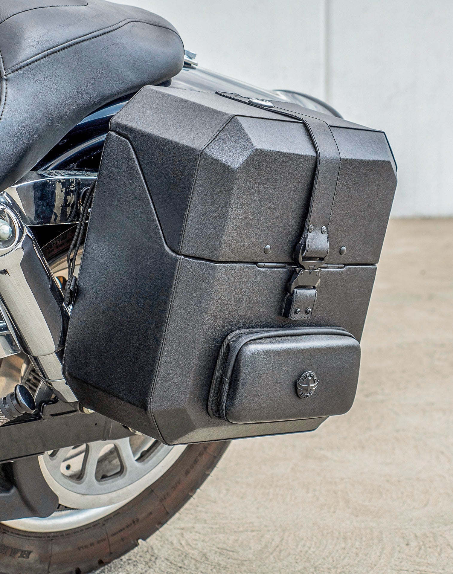 15L - Outlaw Quick Mount Medium Harley Dyna Fat Bob FXDF Hard Solo Alforja (Left Only)