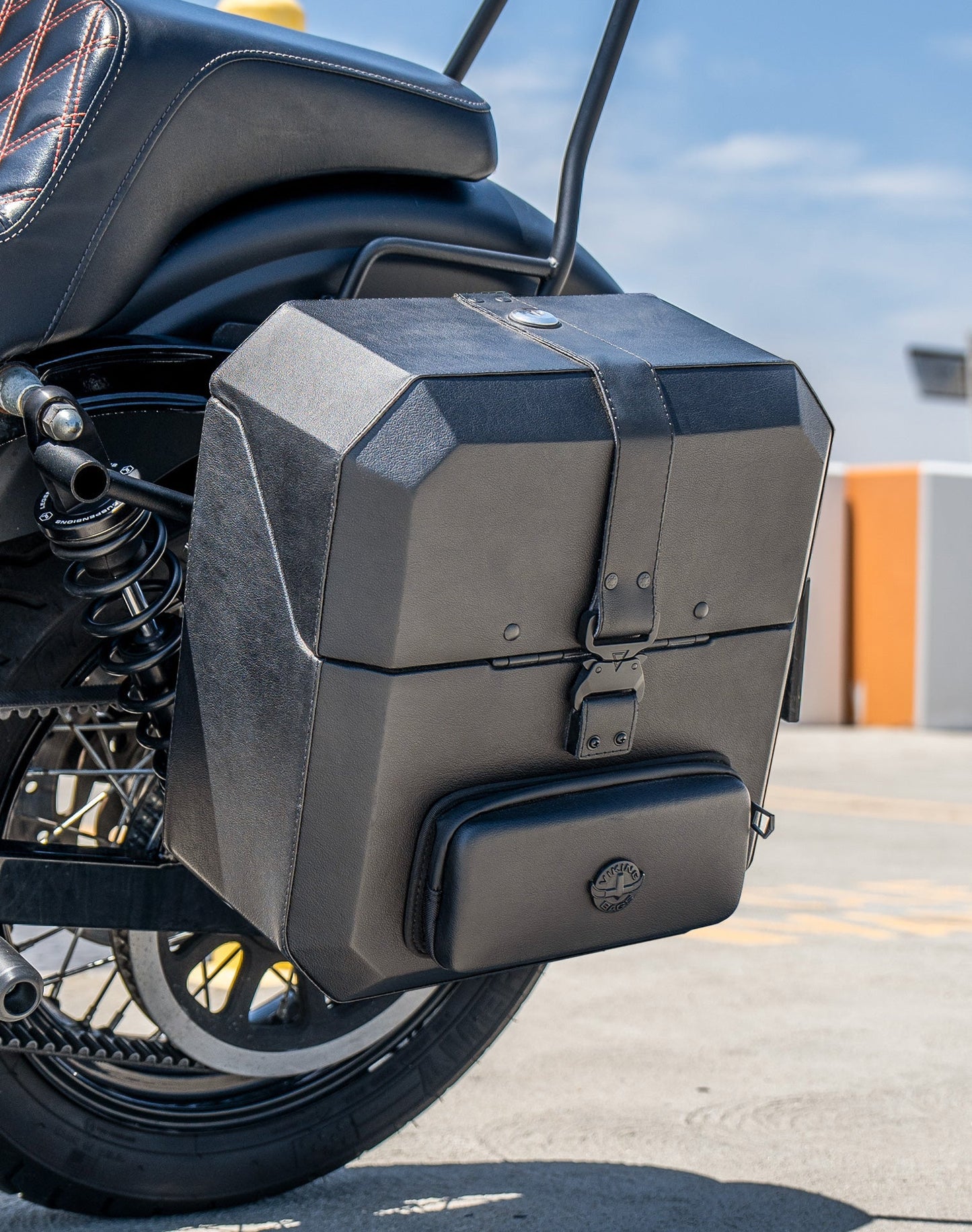15L - Outlaw Quick Mount Medium Harley Dyna Street Bob FXDB Hard Solo Alforja (Left Only)