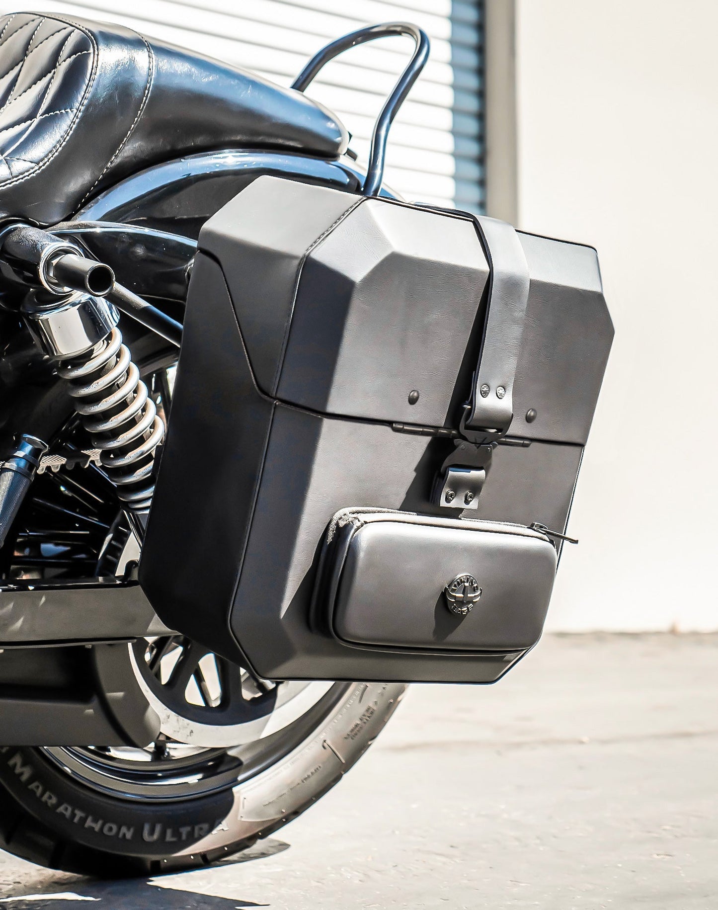 15L - Outlaw Quick Mount Medium Harley Dyna Wide Glide FXDWG Hard Solo Alforja (Left Only)