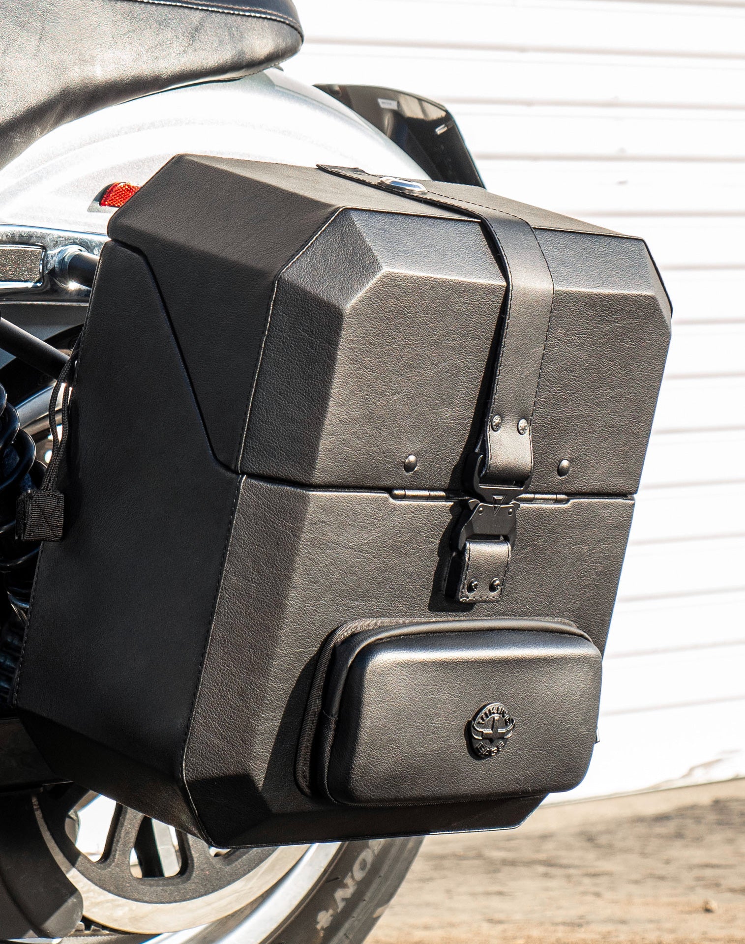 15L - Outlaw Quick Mount Medium Harley Dyna Low Rider FXDL Hard Solo Alforja (Left Only)
