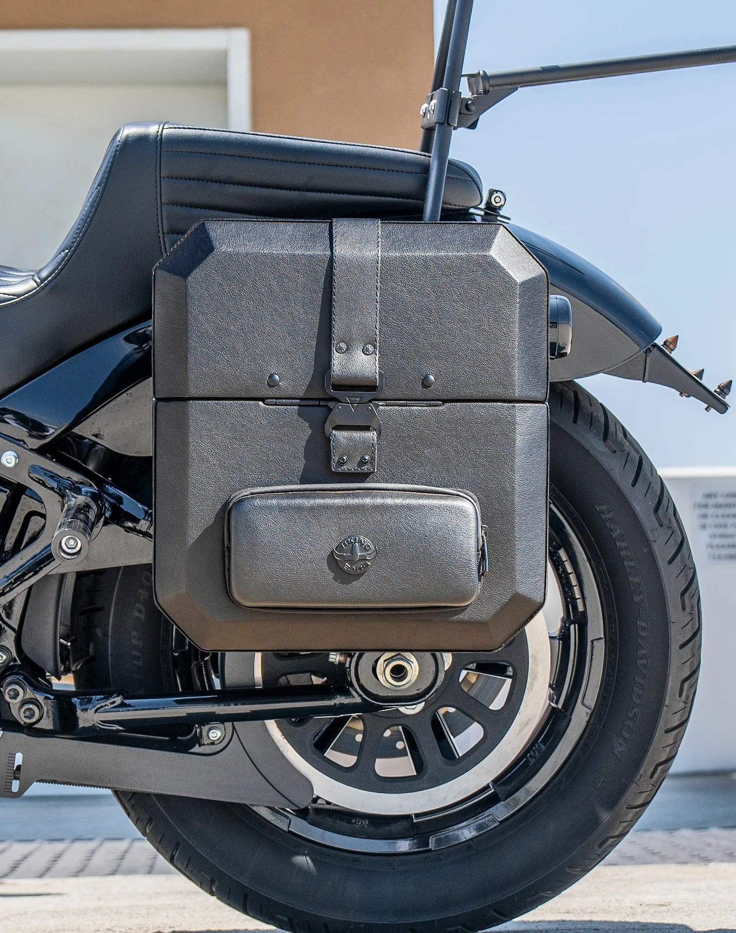 15L - Outlaw Quick Mount Medium Harley Softail Street Bob Hard Solo Alforja (Left Only)
