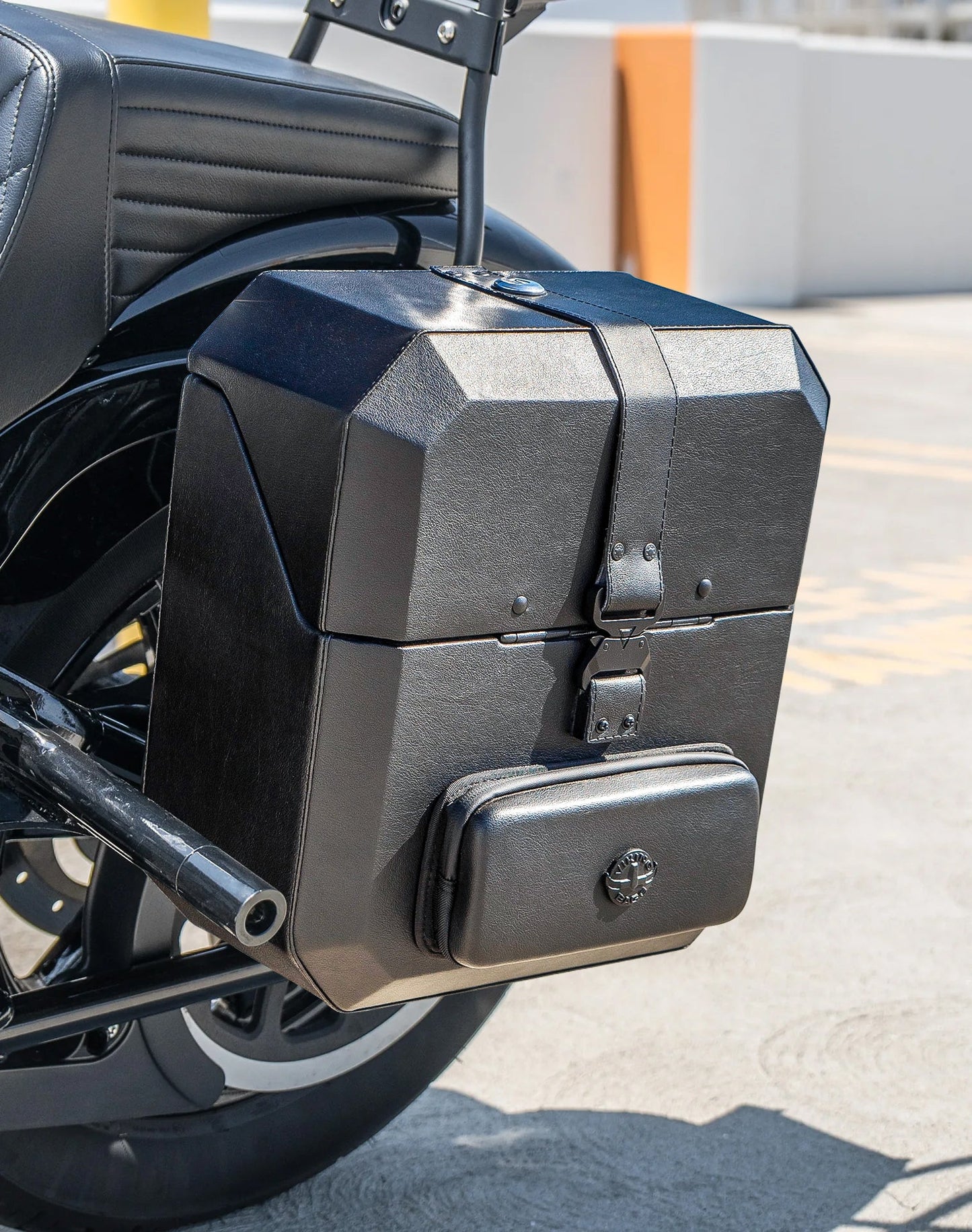 15L - Outlaw Quick Mount Medium Harley Softail Street Bob Hard Solo Alforja (Left Only)