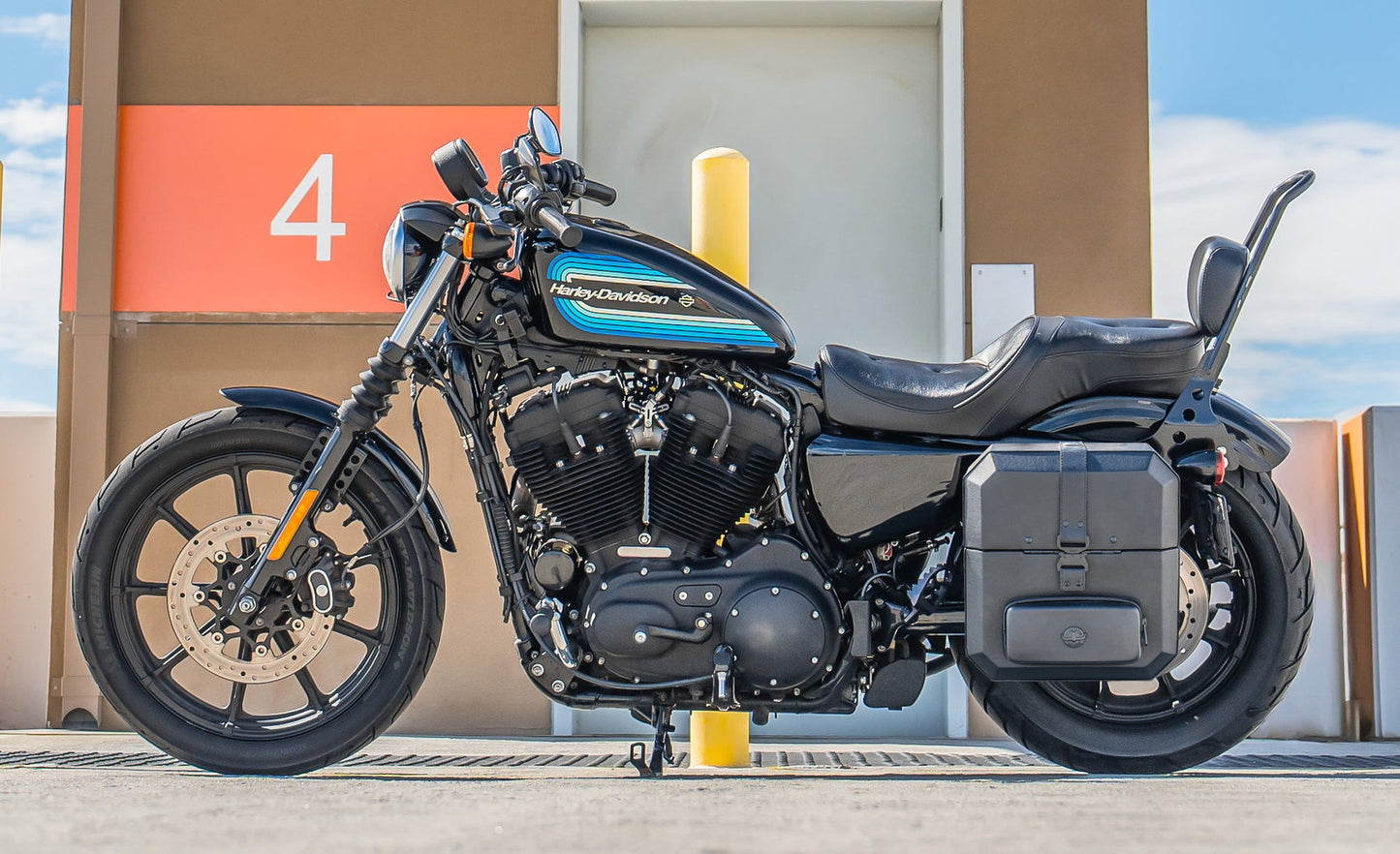 15L - Outlaw Quick Mount Medium Harley Sportster Iron 1200 XL1200NS Hard Solo Alforja (Left Only)