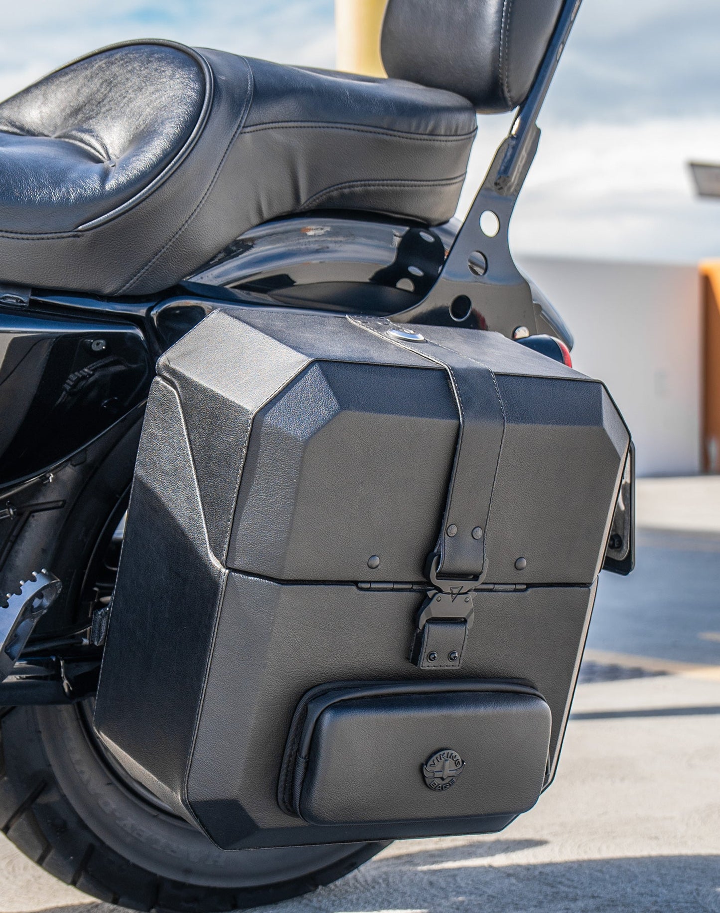 15L - Outlaw Quick Mount Medium Harley Sportster Iron 1200 XL1200NS Hard Solo Alforja (Left Only)