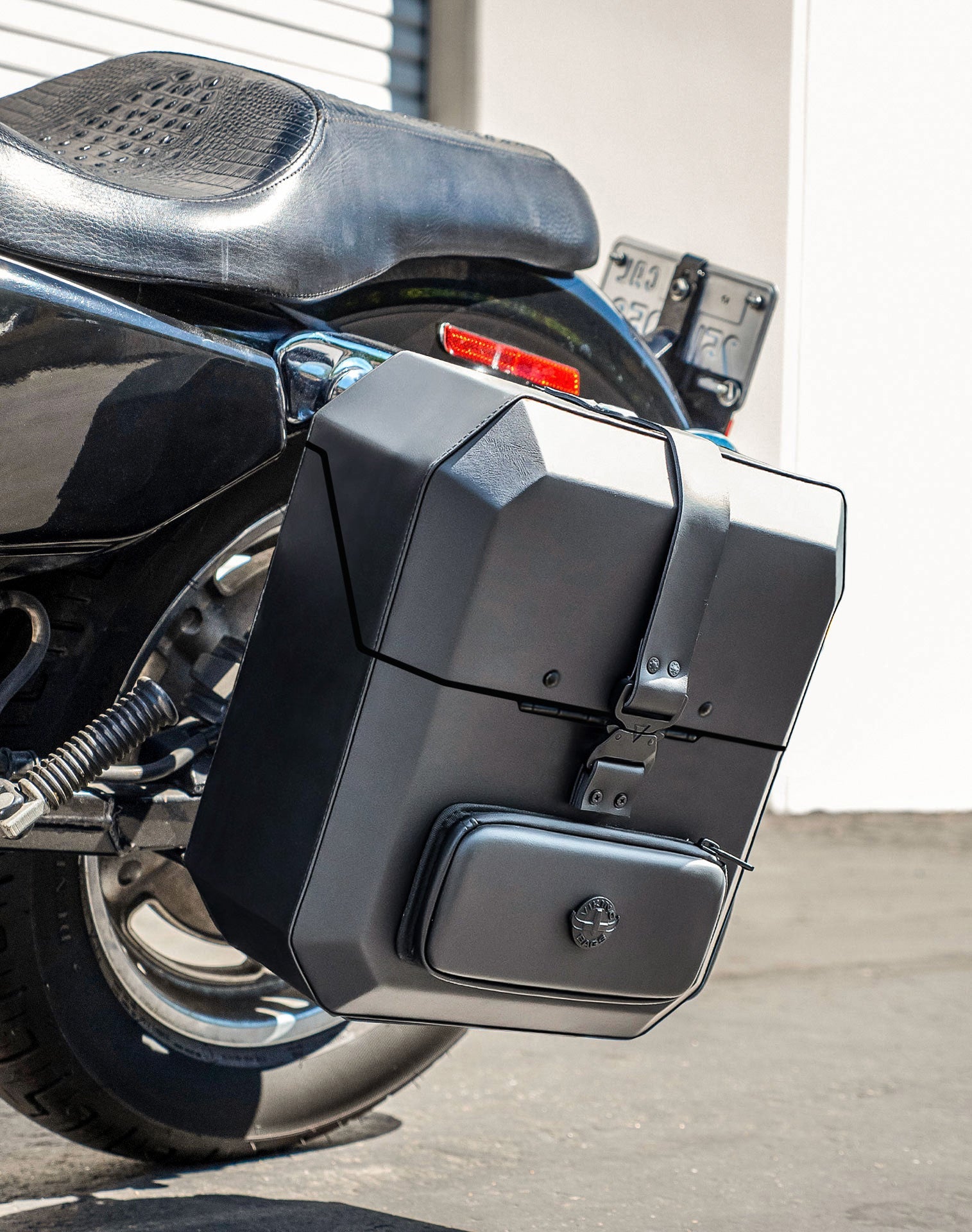 15L - Outlaw Quick Mount Medium Harley Sportster 1200 Custom XL1200C Hard Solo Alforja (Left Only)