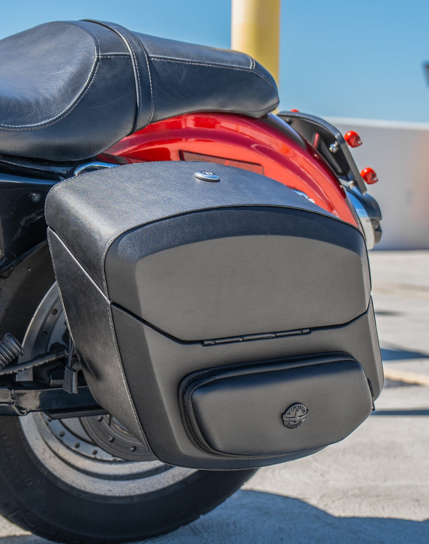 12L - Ironclad Quick Mount Medium Harley Sportster 883 Custom XL883C Hard Solo Alforja (Left Only)