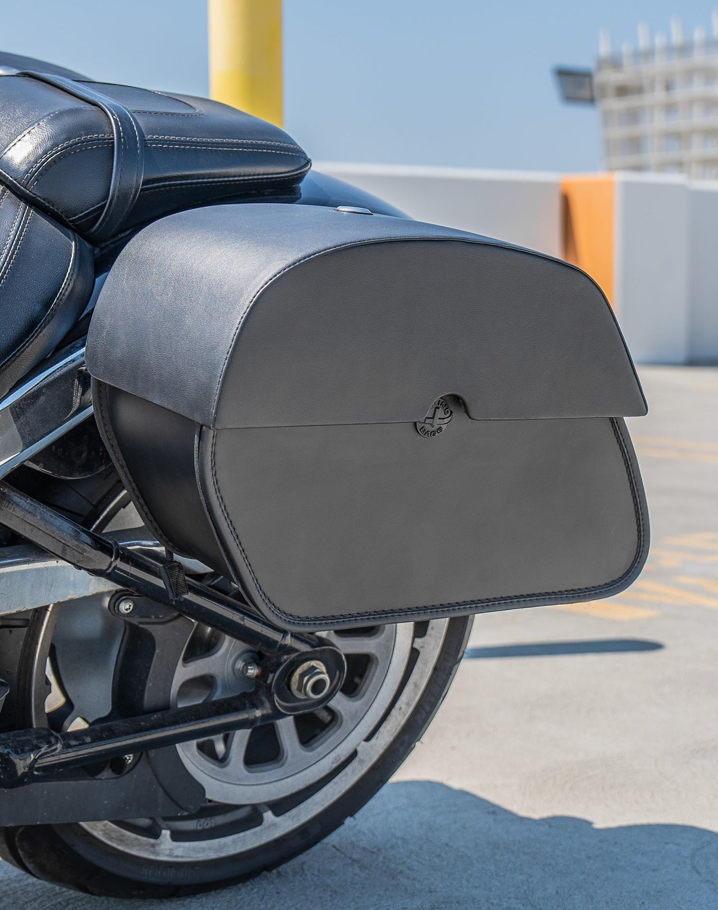 28L - Panzer Medium Quick Mount Leather Alforjas para Harley Softail Fat Boy FLFB/S
