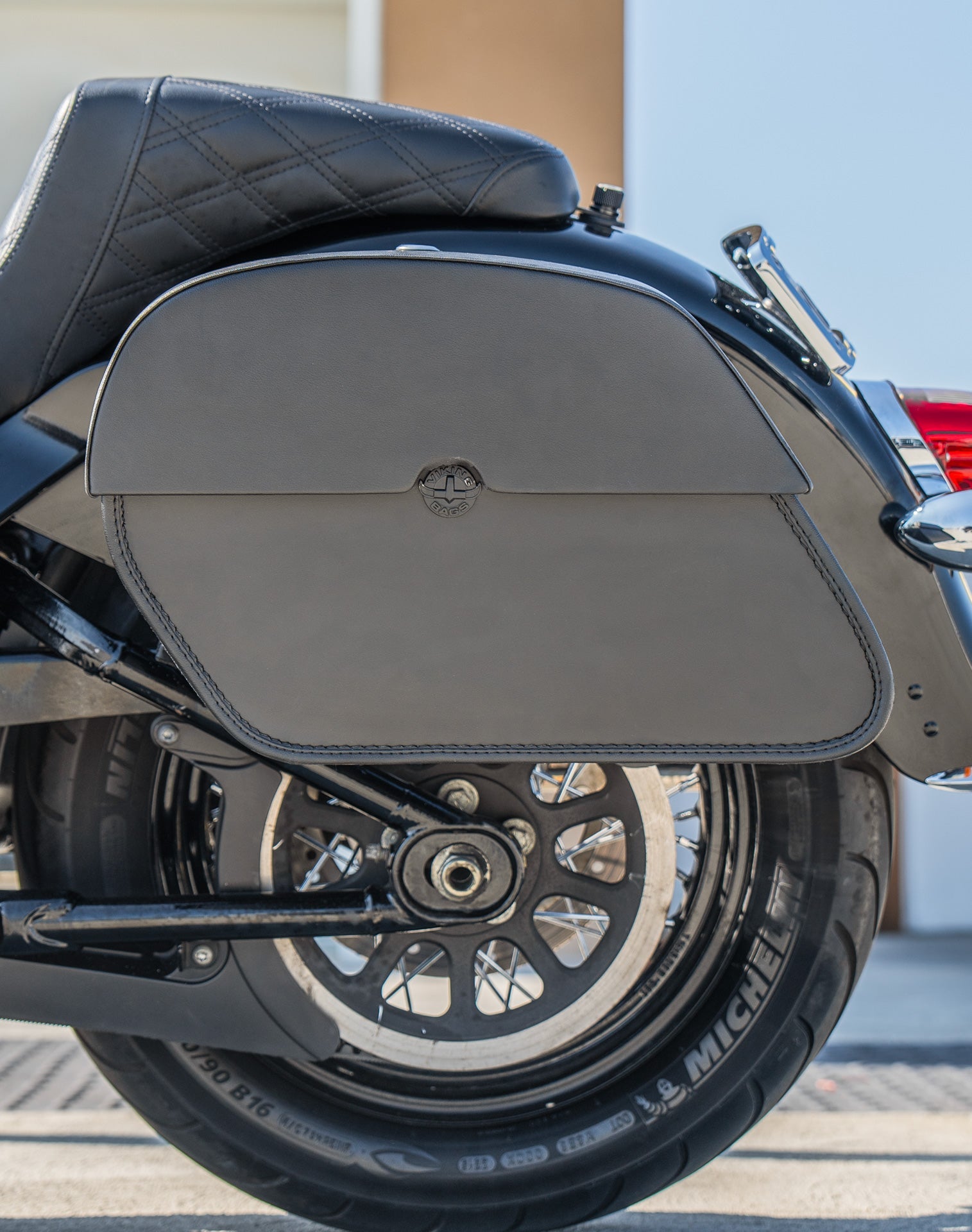28L - Panzer Medium Quick Mount Leather Alforjas para Harley Softail Heritage FLHC/S