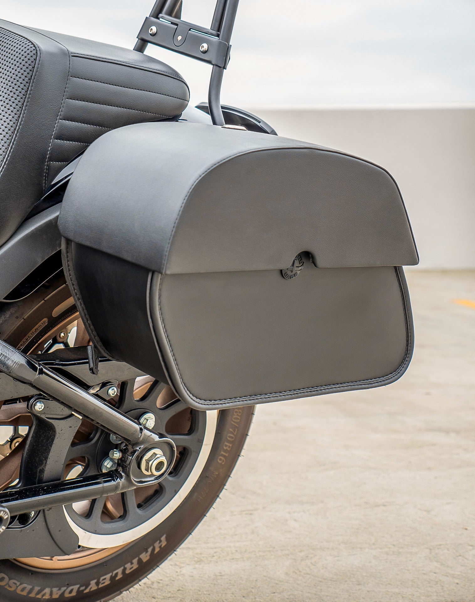 28L - Panzer Medium Quick Mount Leather Alforjas para Harley Softail Low Rider S FXLRS