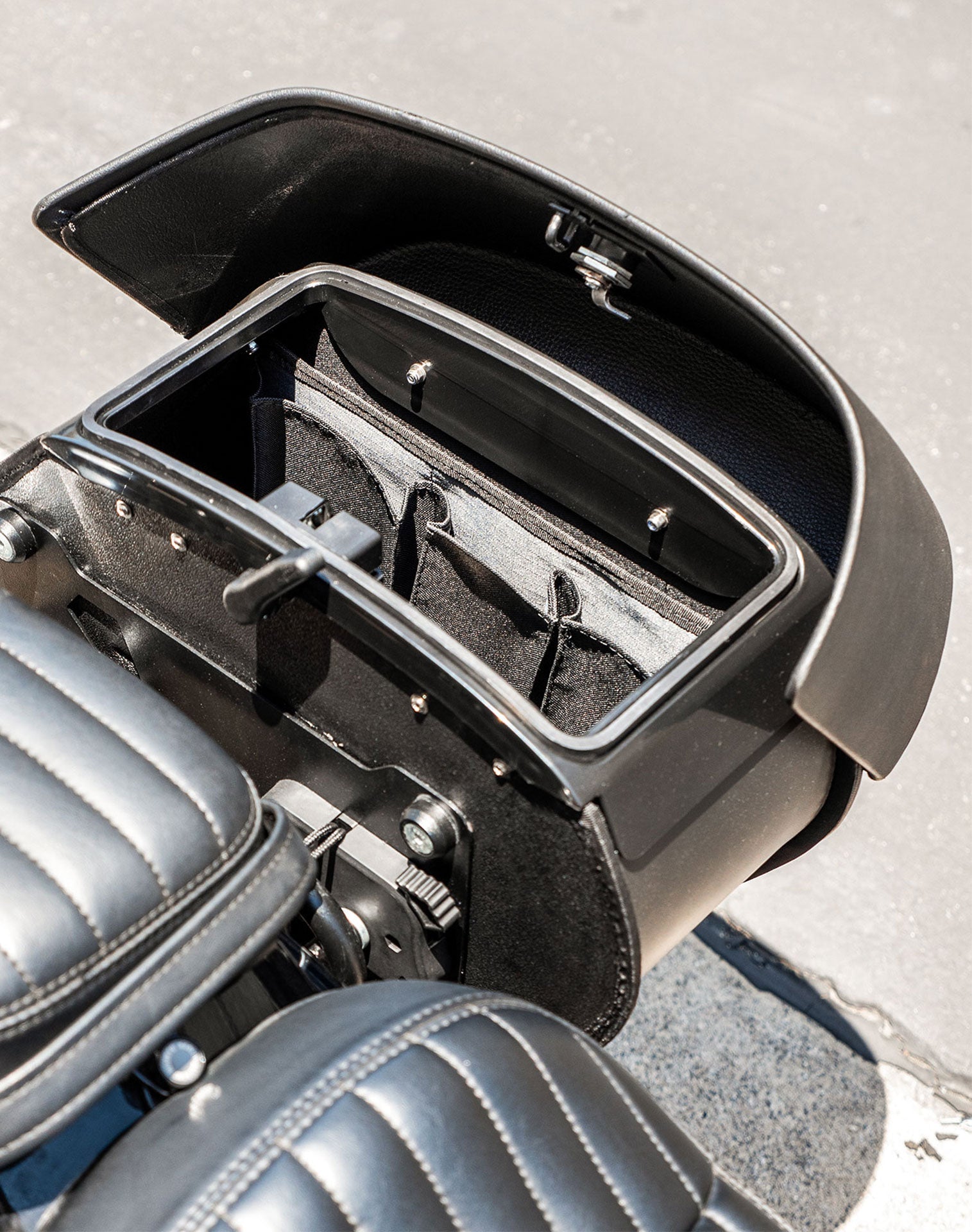 28L - Panzer Medium Quick Mount Leather Alforjas para Harley Softail Standard FXST