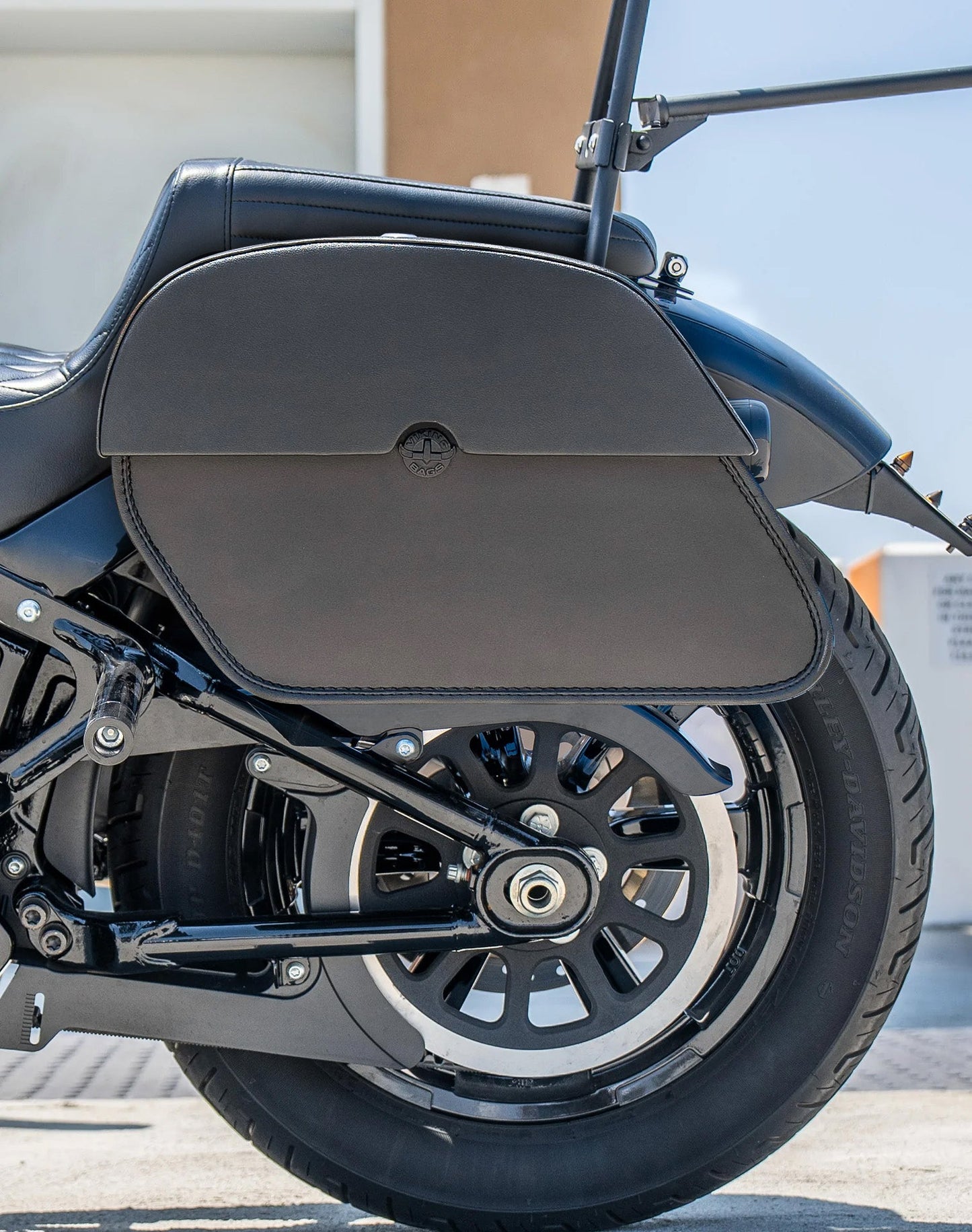 28L - Panzer Medium Quick Mount Leather Alforjas para Harley Softail Street Bob FXBB/S