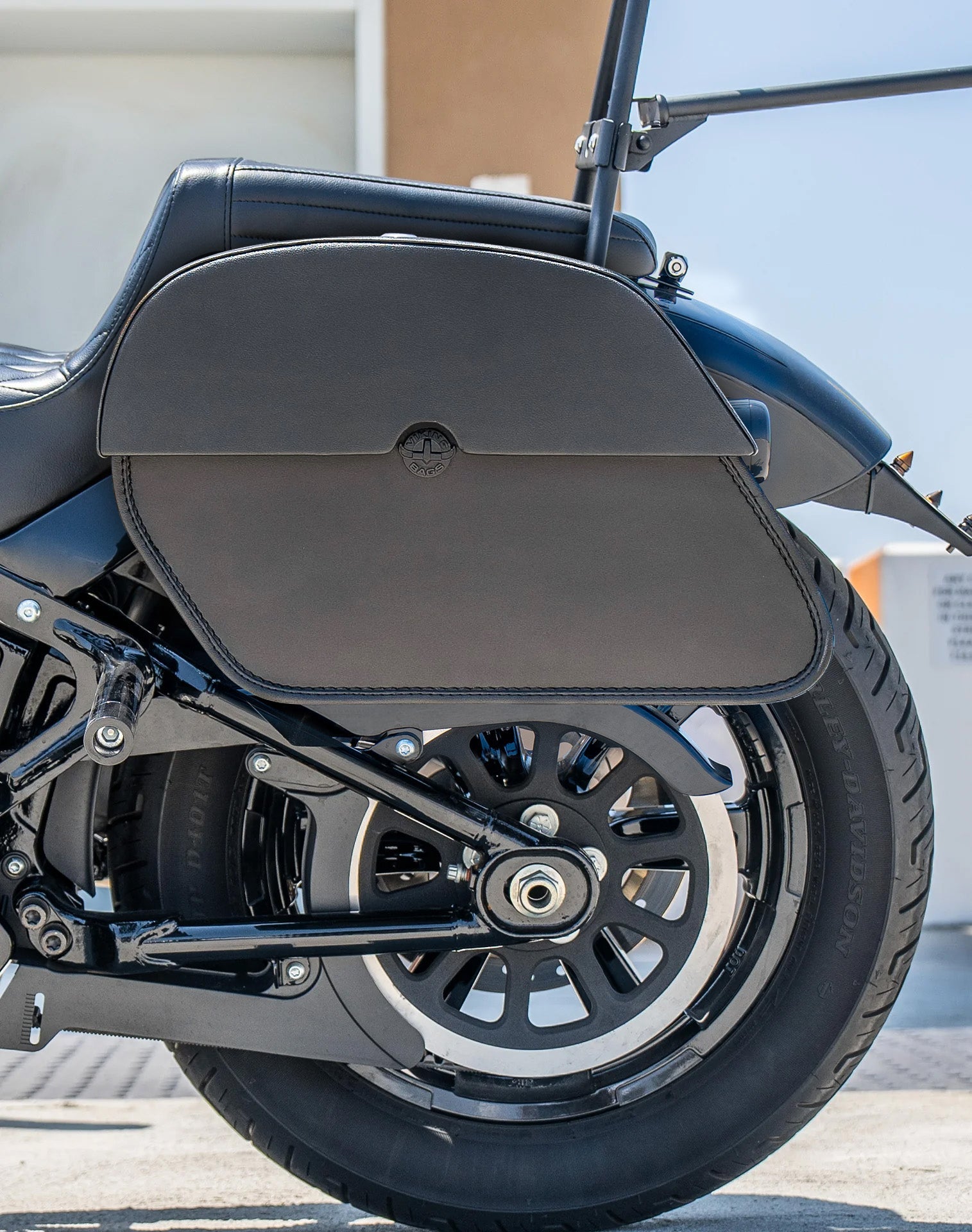 28L - Panzer Medium Quick Mount Leather Alforjas para Harley Softail Street Bob FXBB/S