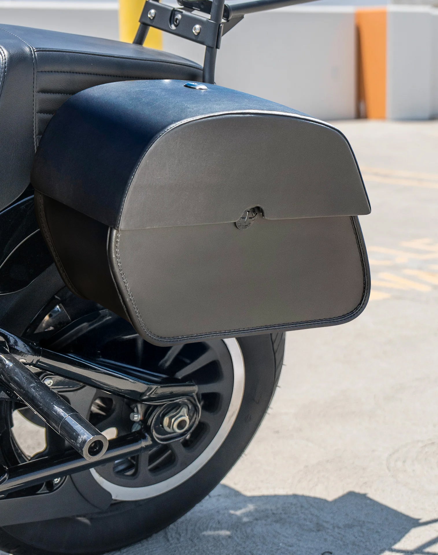 28L - Panzer Medium Quick Mount Leather Alforjas para Harley Softail Street Bob FXBB/S