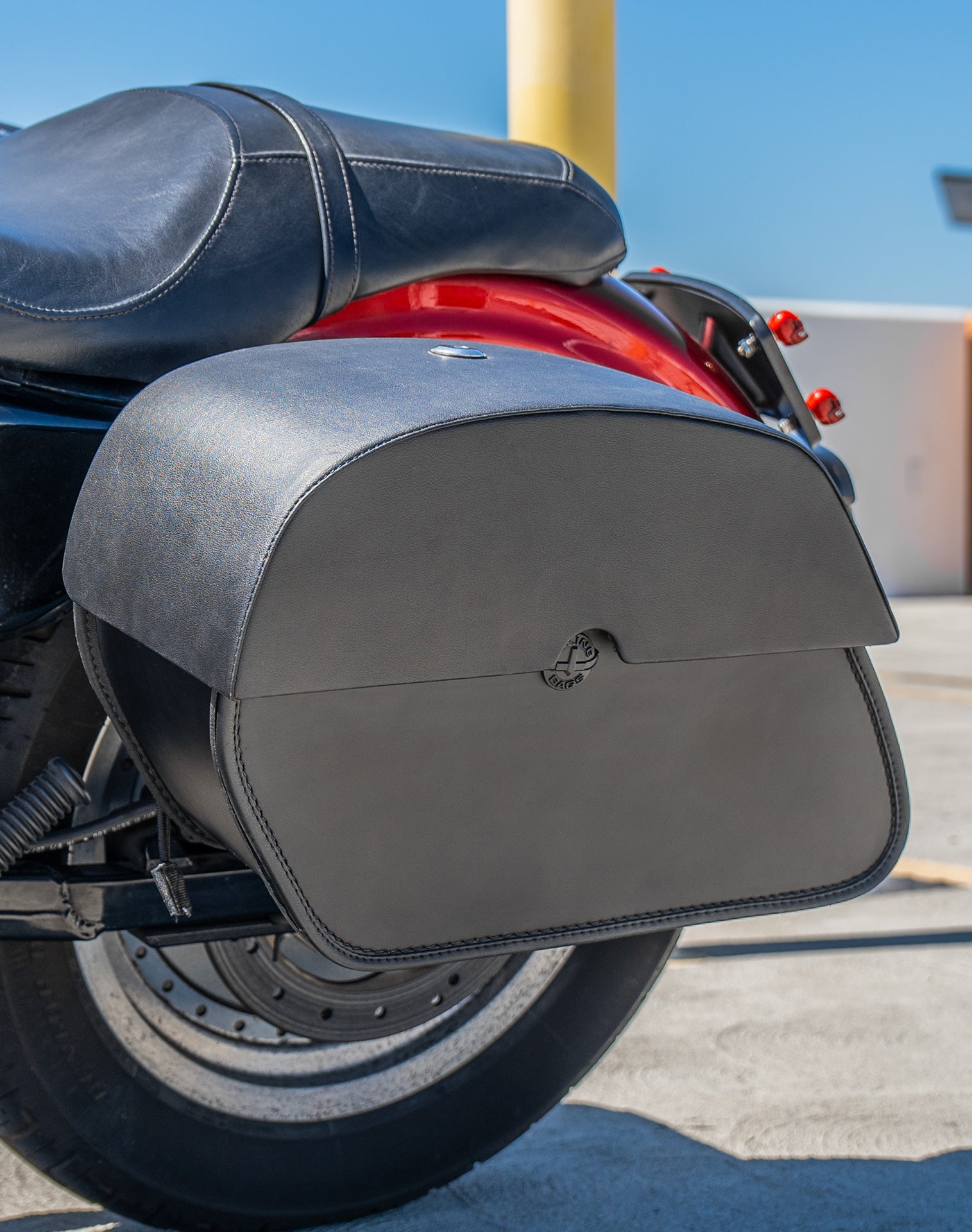 28L - Panzer Medium Quick Mount Leather Alforjas para Harley Sportster 883 Custom XL883C/XLH883C