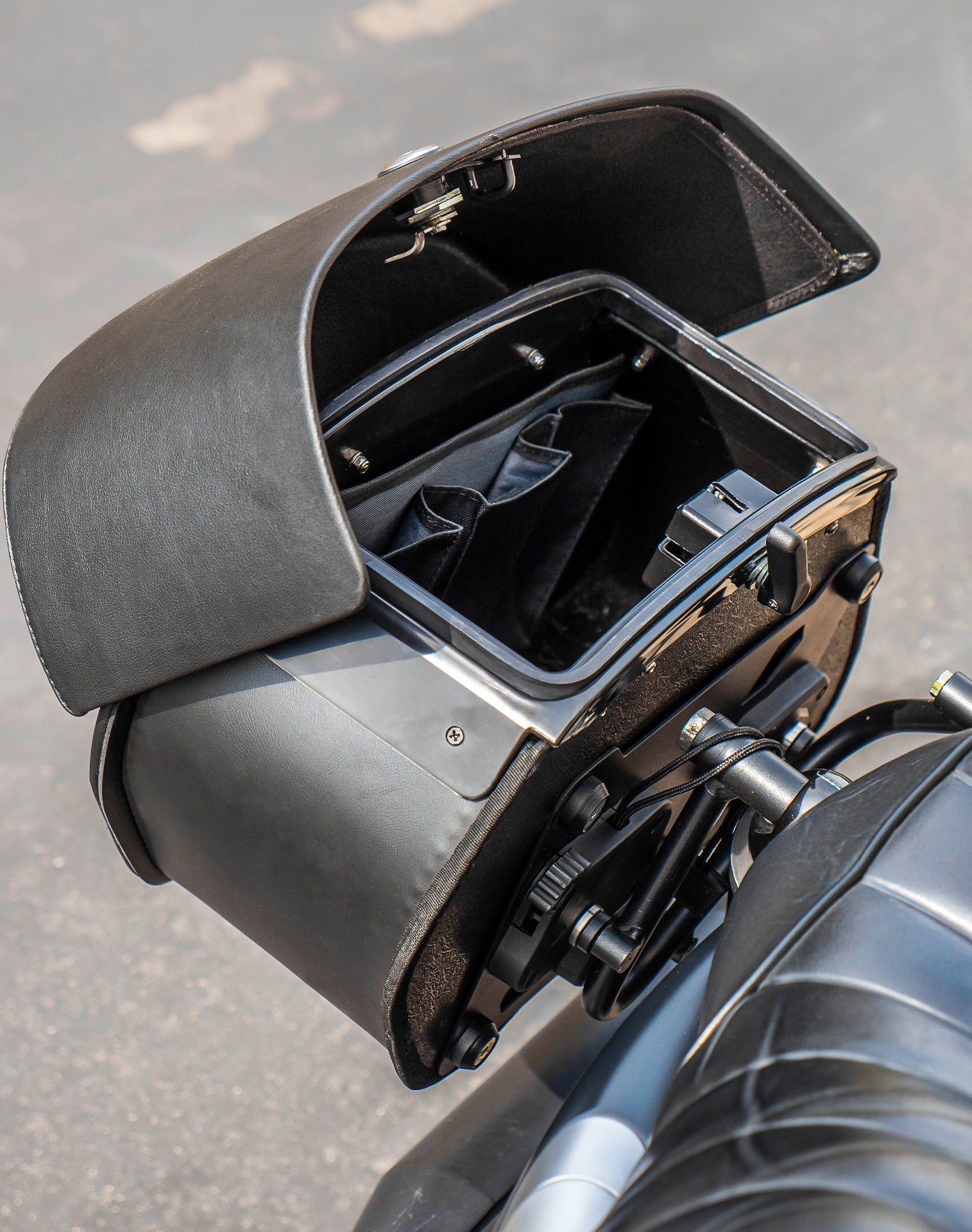 28L - Panzer Medium Quick Mount Leather Alforjas para Harley Sportster 883 Iron XL883N