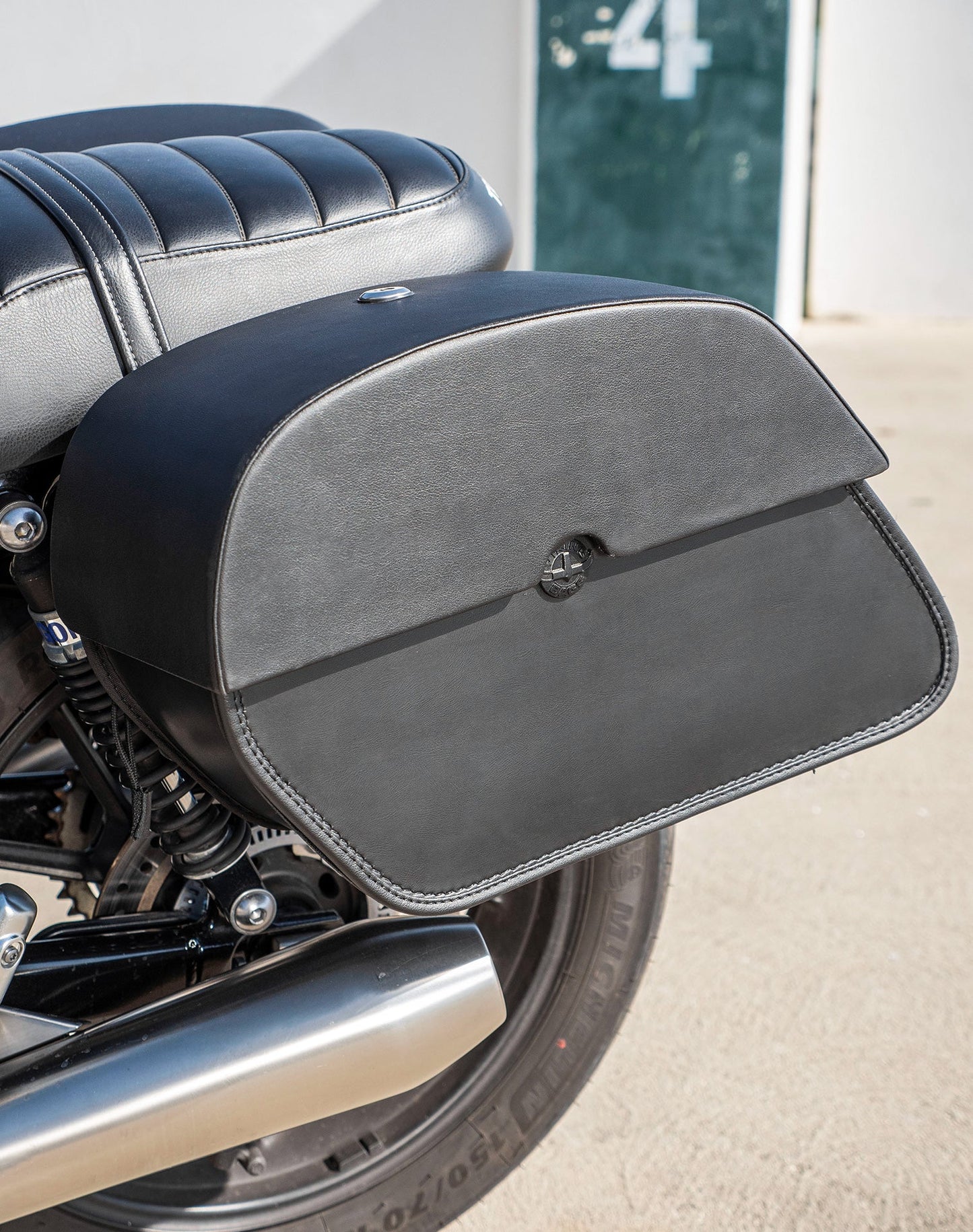 28L - Panzer Medium Quick Mount Triumph Street Twin 900 (2016-21) Leather Alforjas