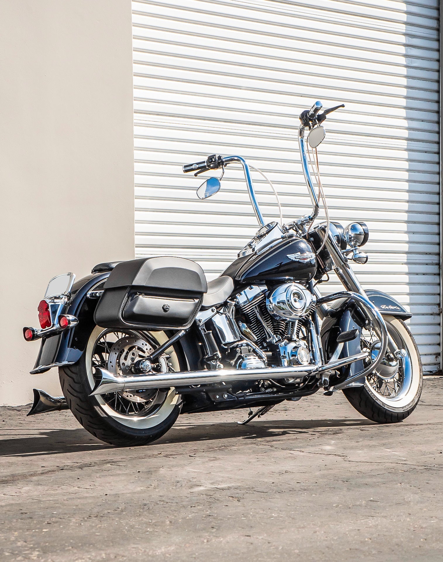28L - Pantheon Medium Hard Mount Leather Alforjas para Harley Softail Deluxe FLSTN/I
