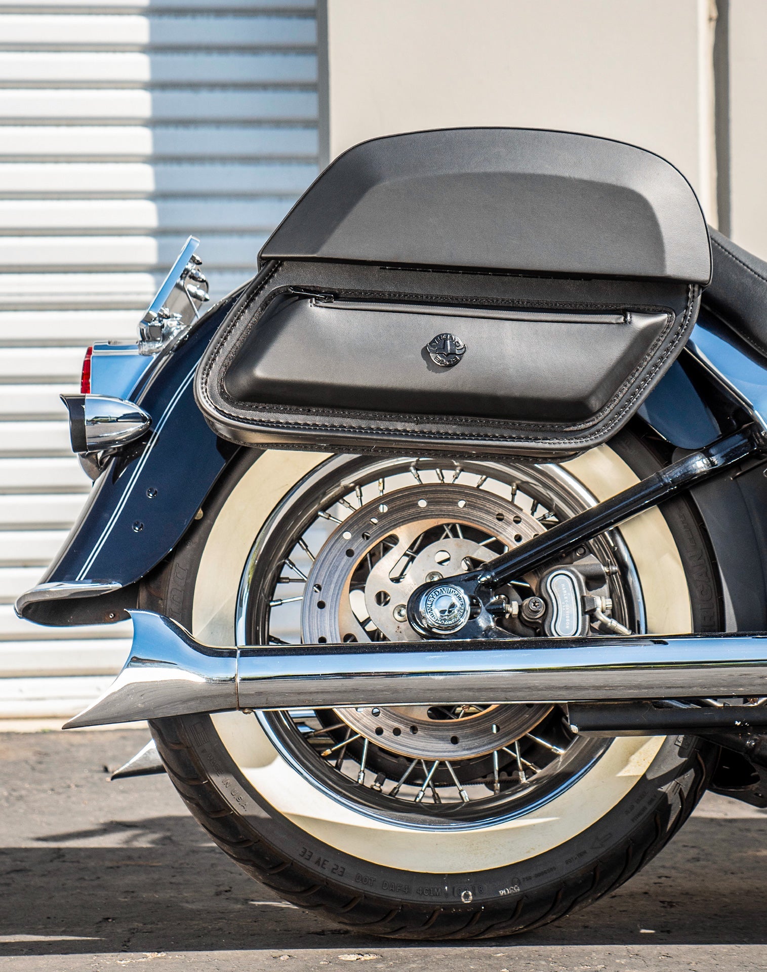 28L - Pantheon Medium Hard Mount Leather Alforjas para Harley Softail Deluxe FLSTN/I