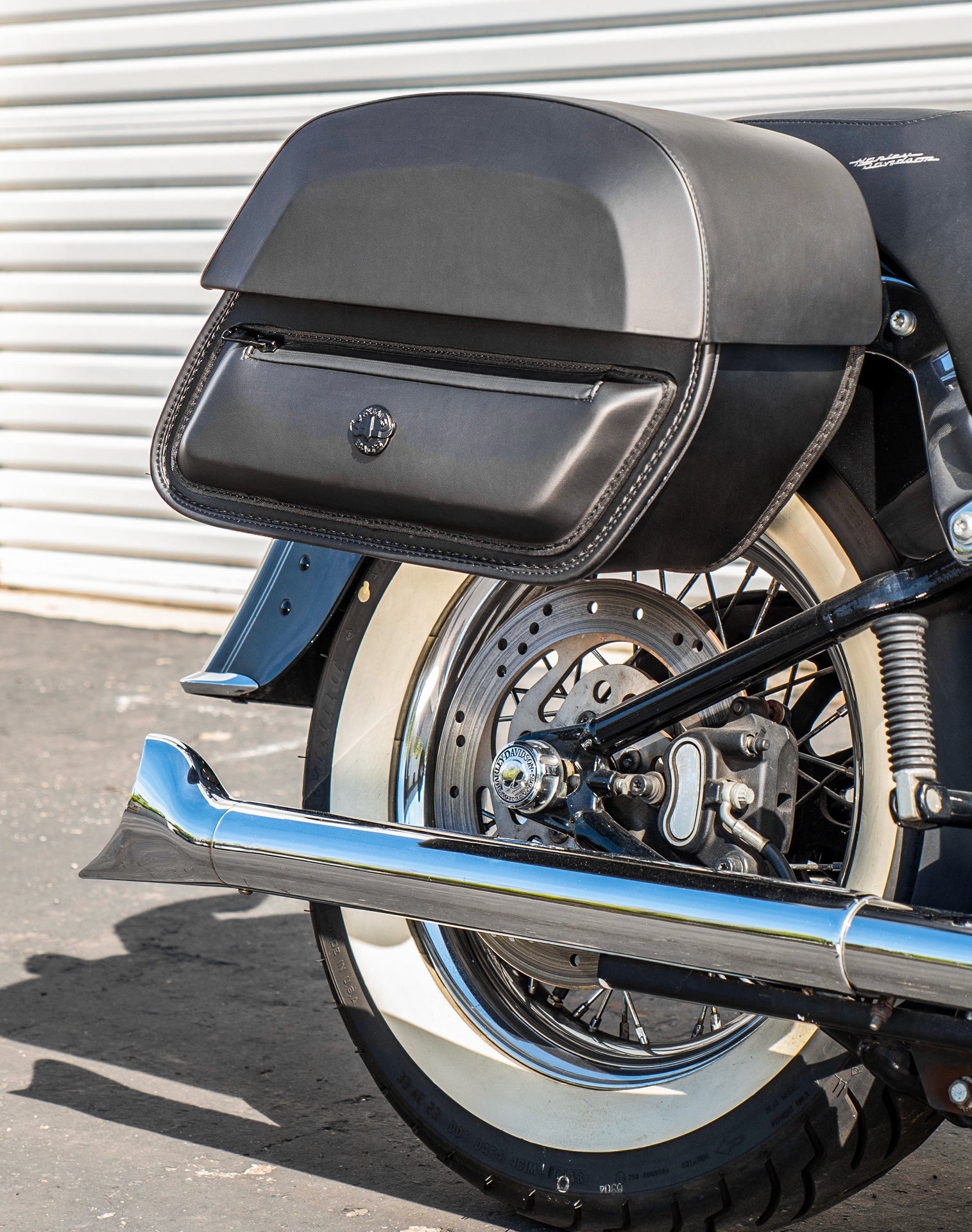 28L - Pantheon Medium Hard Mount Leather Alforjas para Harley Softail Deluxe FLSTN/I