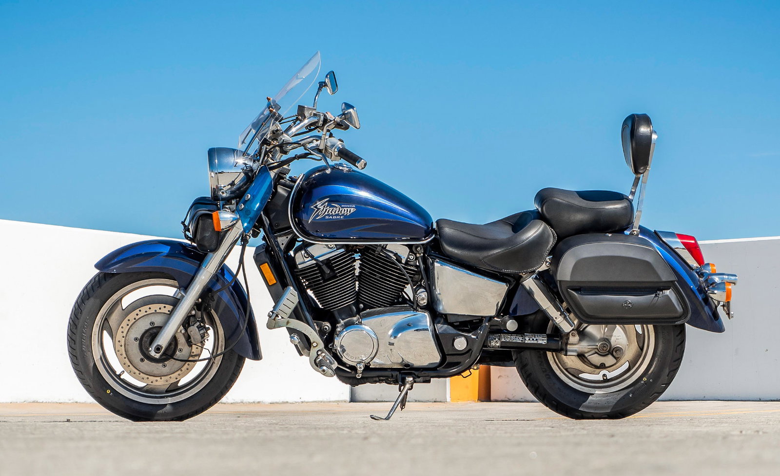 28L - Pantheon Medium Hard Mount Honda Shadow 1100 Sabre Leather Alforjas